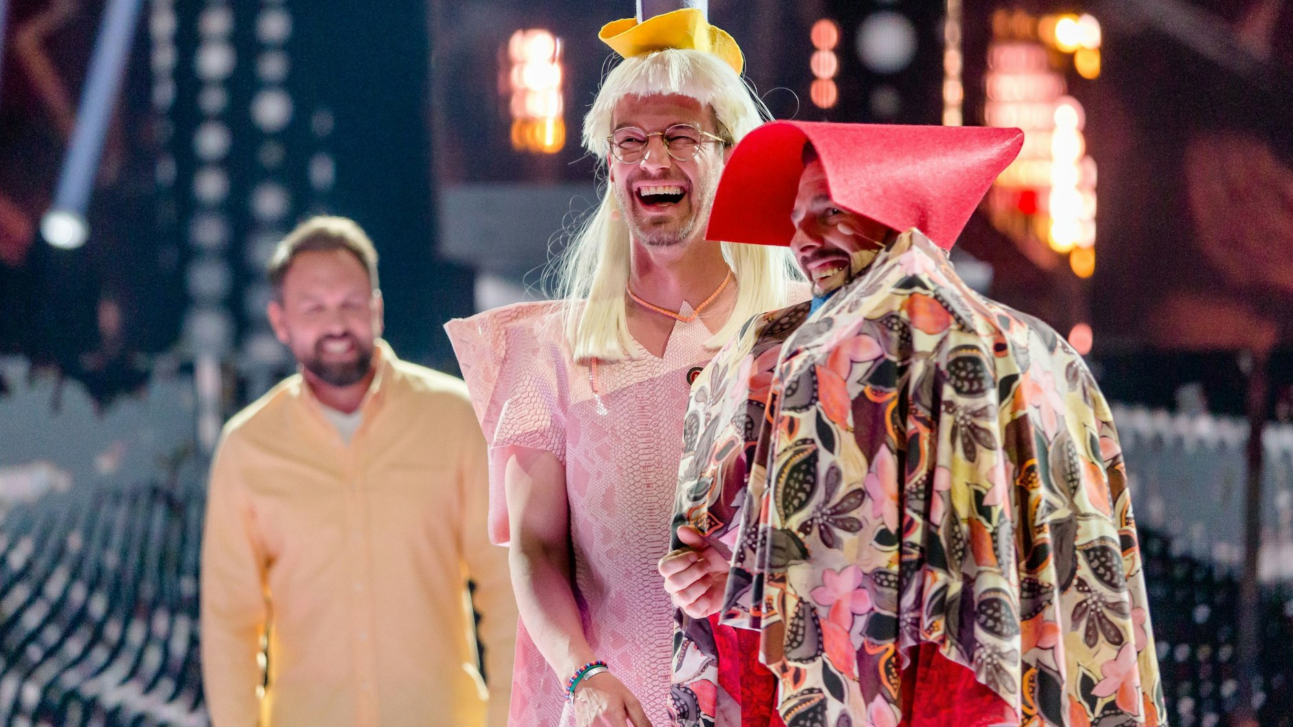 Joko und Klaas in Show Nummer 30 in ihren gegenseitig geschneiderten Outfits.