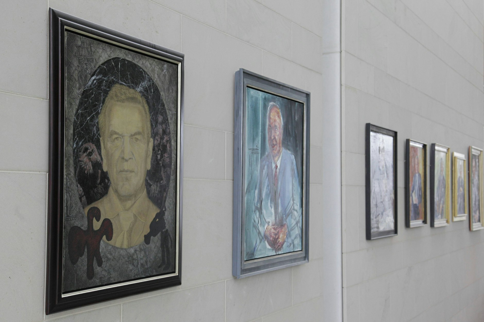 Kanzlerporträts im Kanzleramt in Berlin. Schröders Konterfei (l.) ist vielleicht bald nicht mehr da.