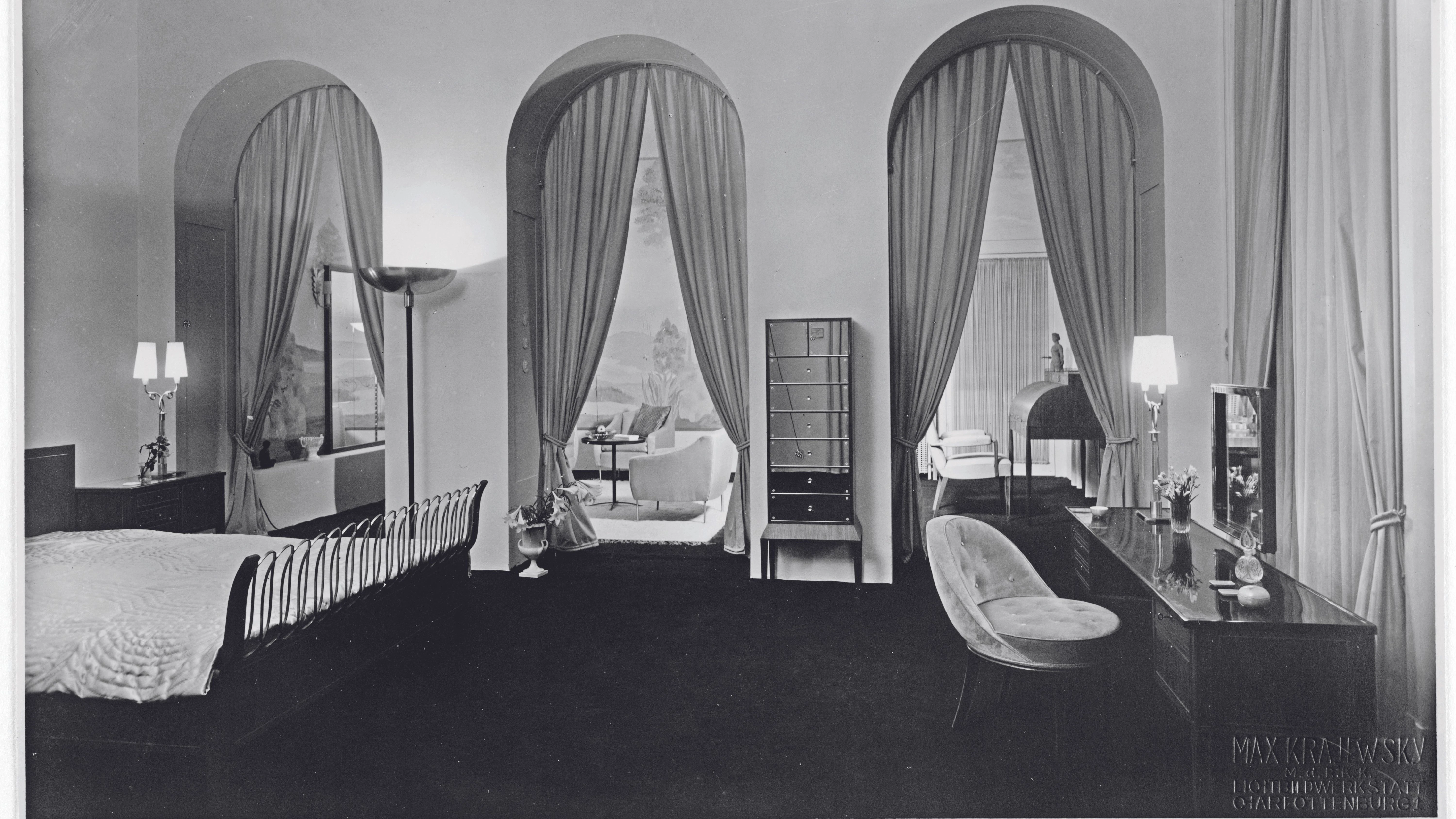 Elegant: Diesen „Schlafraum mit Blick auf das Damenzimmer“ gestaltete Geyer-Raack 1936 für das Berliner Einrichtungshaus Meisterräume.