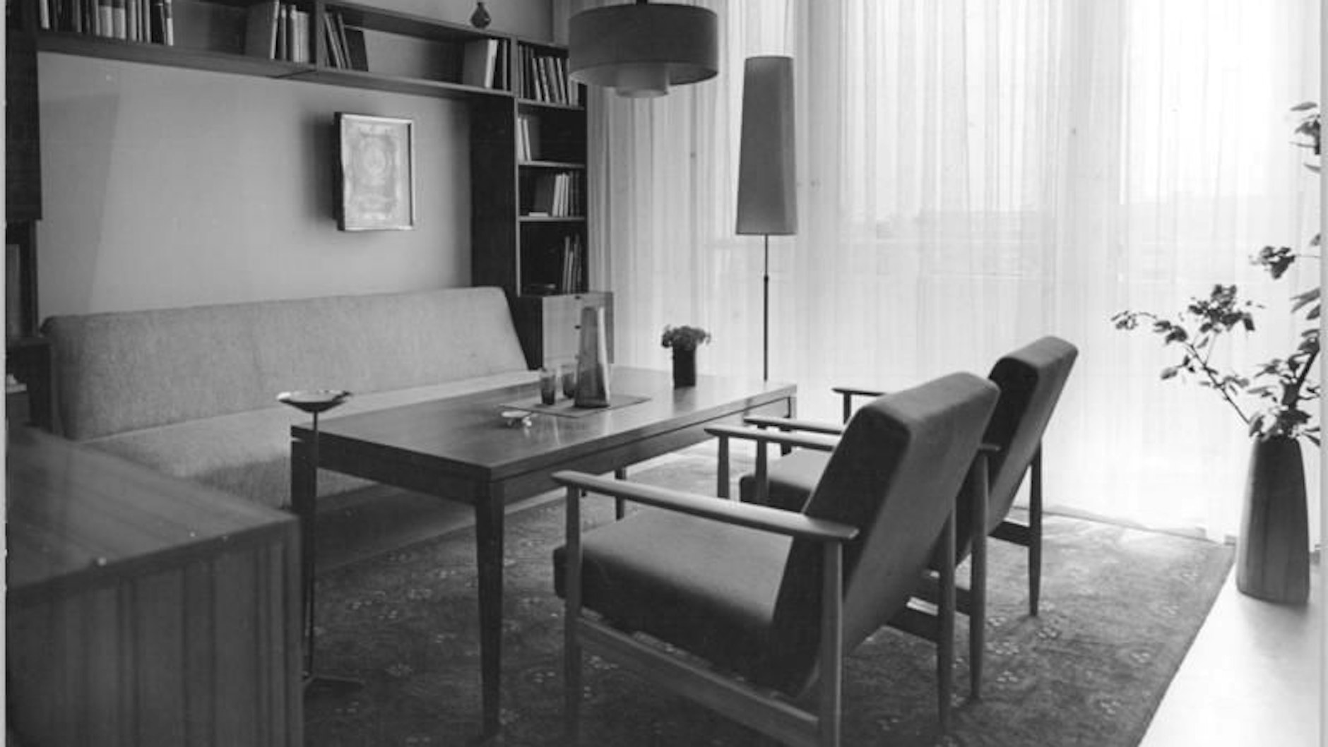 Blick in den Wohnraum einer Musterwohnung im „Experimentalbau P2/5“ in Lichtenberg 1965. Die Einrichtung in Modulform stammte vom VEB Möbelwerk Halle.