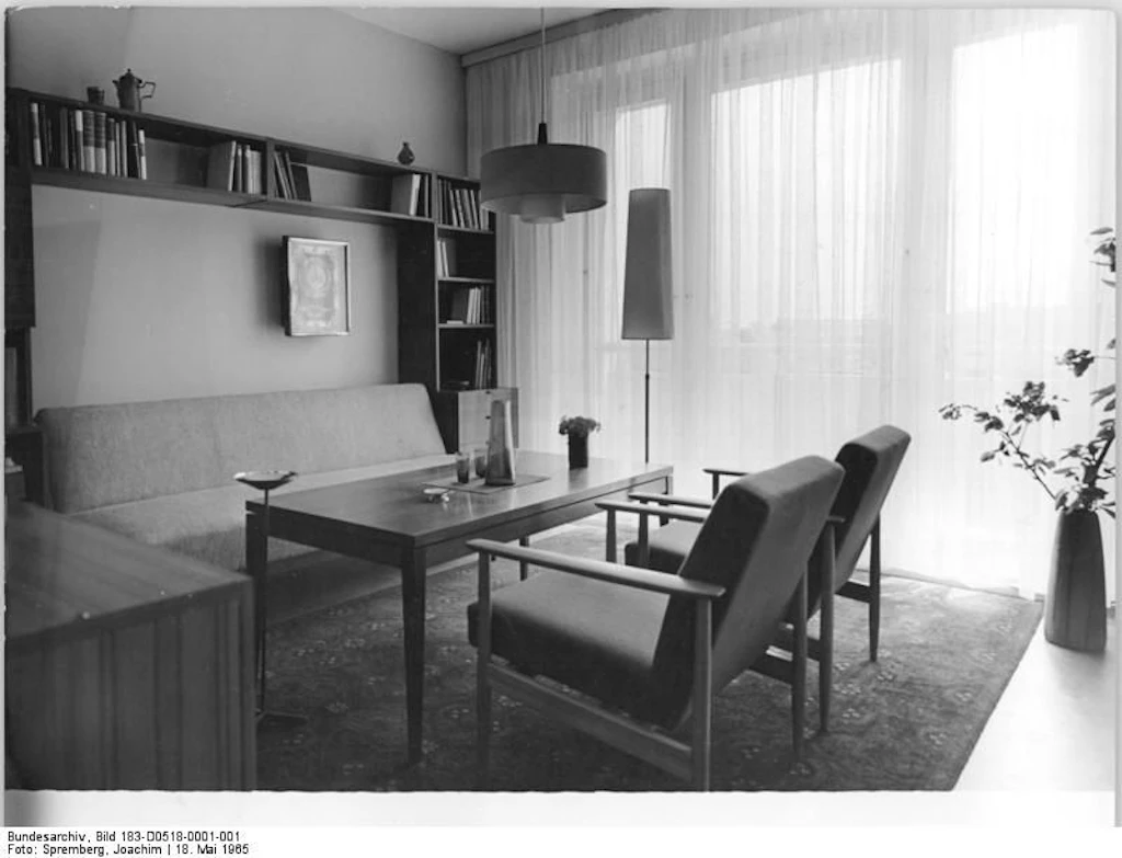 Blick in den Wohnraum einer Musterwohnung im „Experimentalbau P2/5“ in Lichtenberg 1965. Die Einrichtung in Modulform stammte vom VEB Möbelwerk Halle.