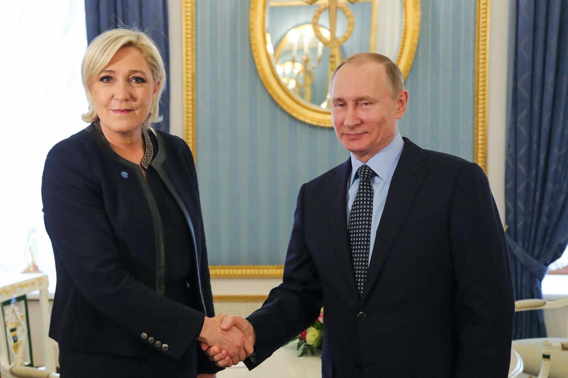 Bild der Verbundenheit im Wahlkampf: Marine Le Pen und Wladimir Putin
