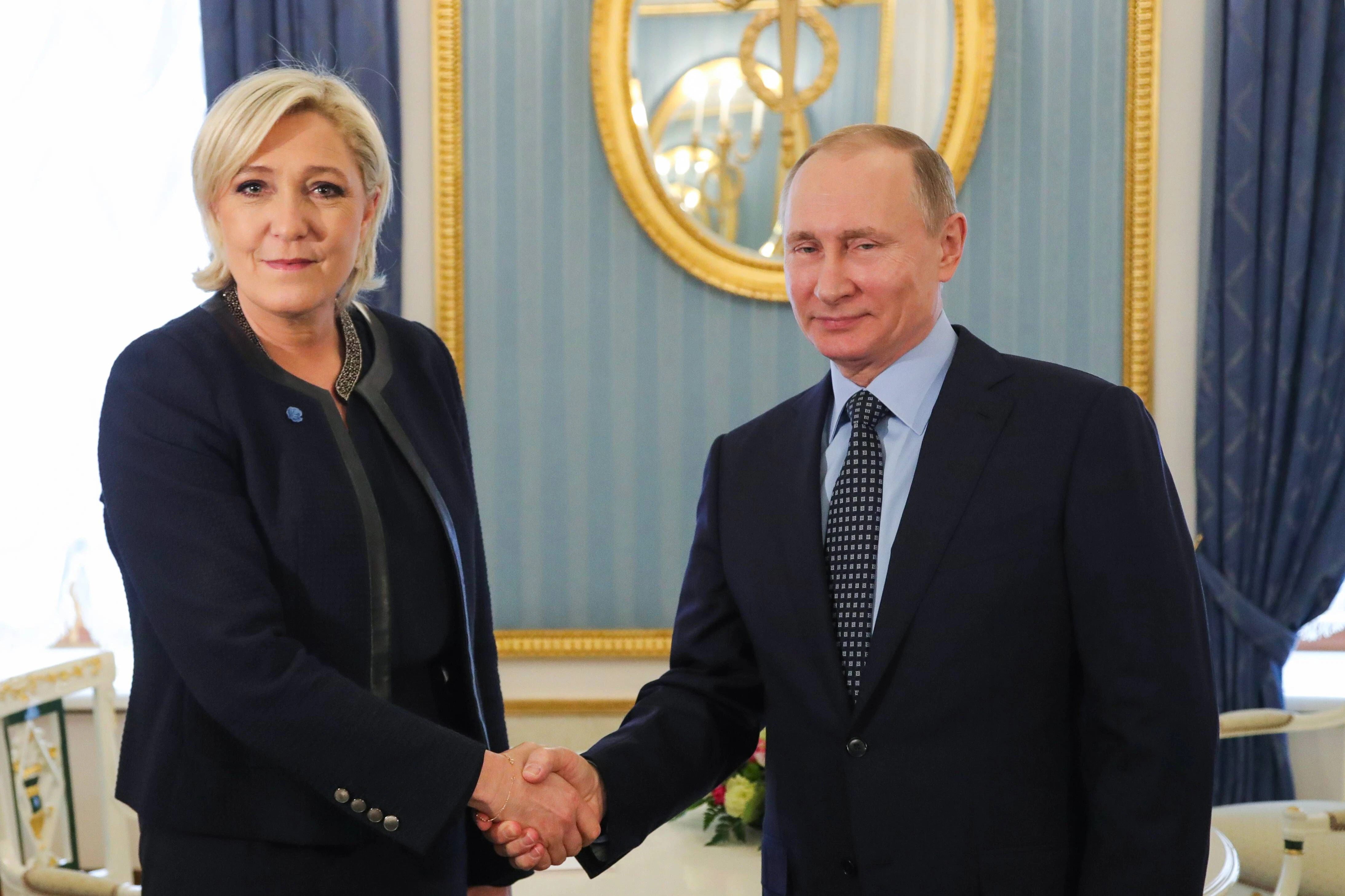 Bild der Verbundenheit im Wahlkampf: Marine Le Pen und Wladimir Putin