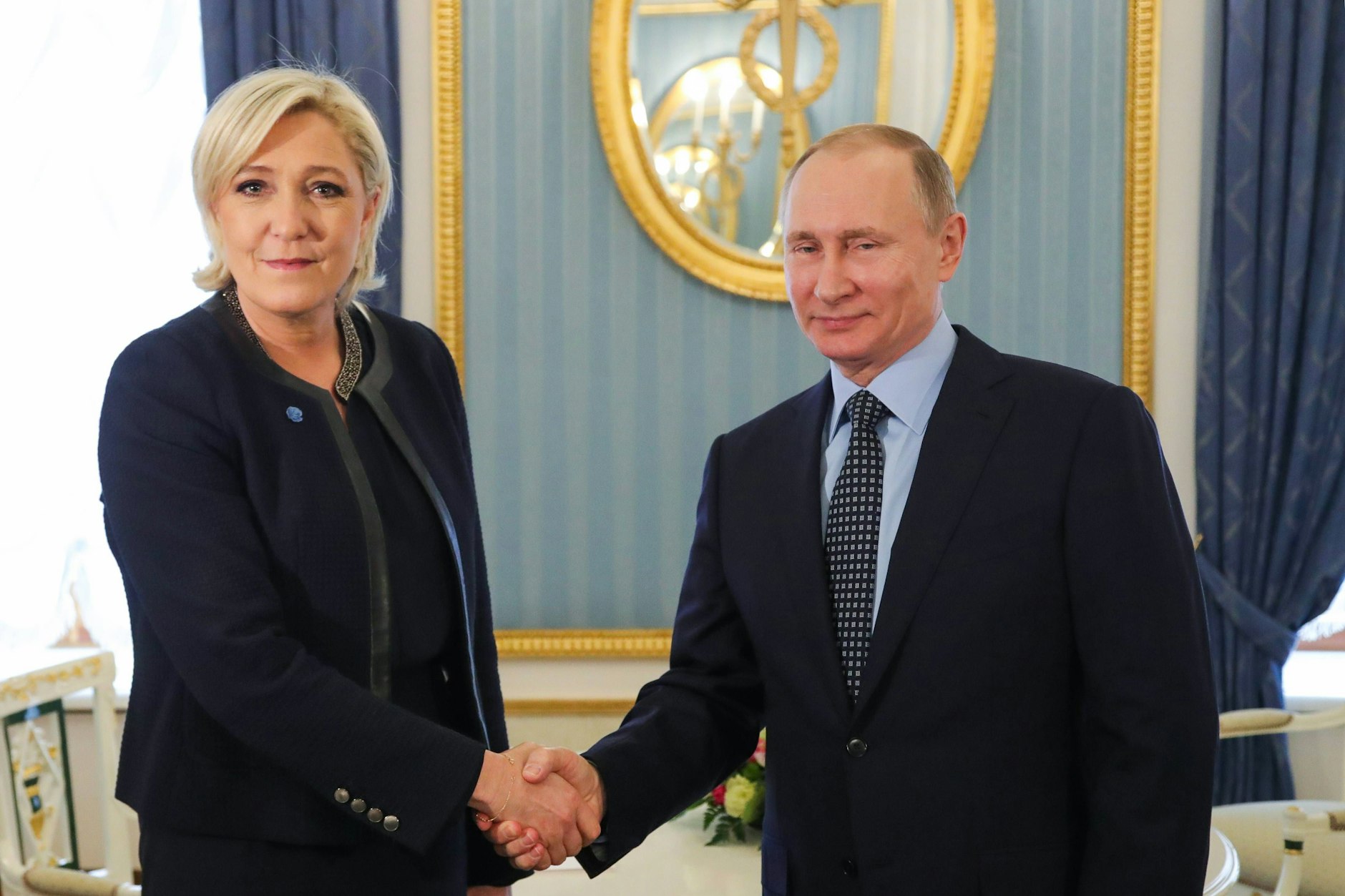Bild der Verbundenheit im Wahlkampf: Marine Le Pen und Wladimir Putin