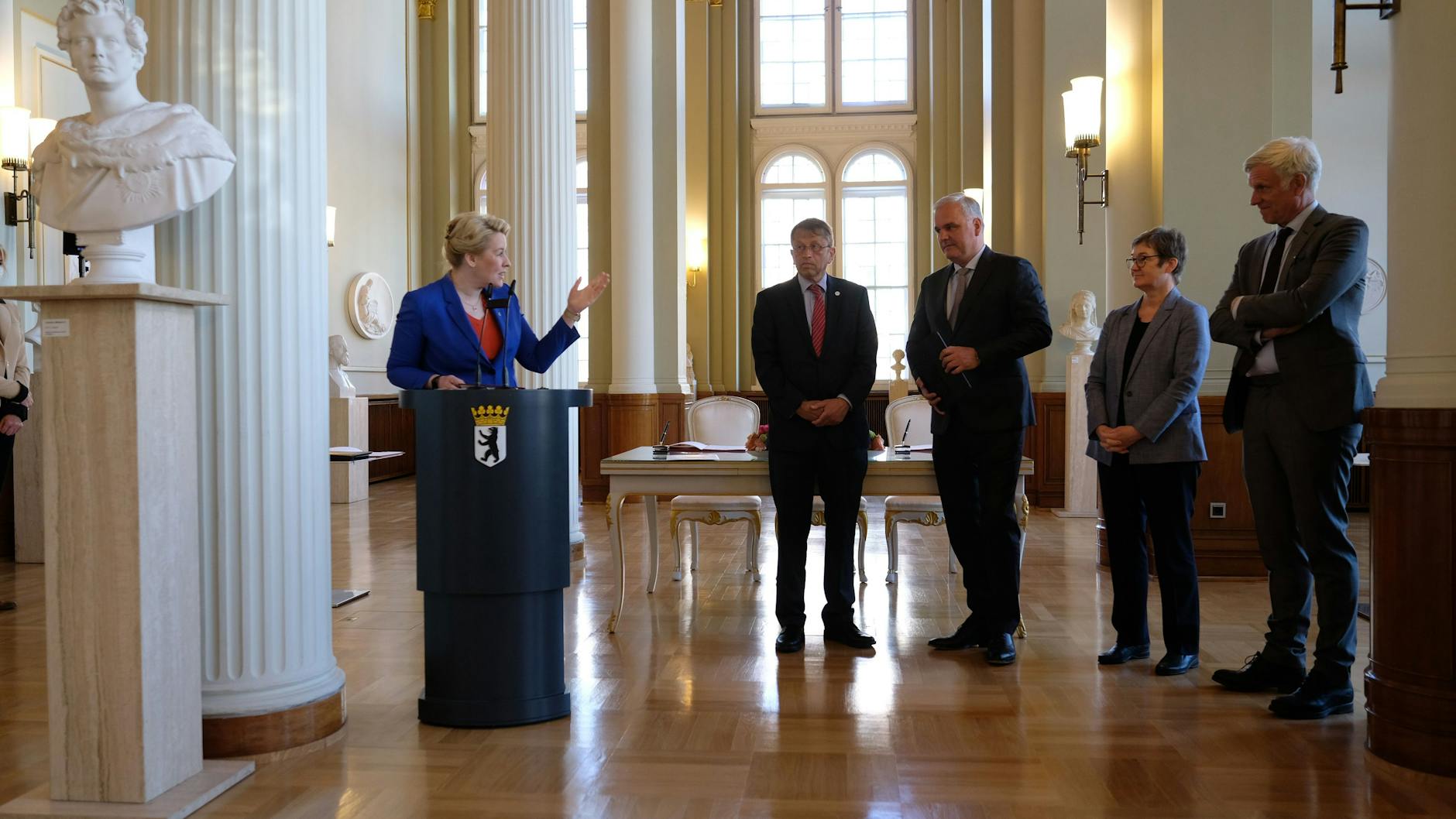 Bei der Vorstellung des neuen Projekts im Roten Rathaus: Franziska Giffey (l.) mit Heyo K. Kroemer (Charité), Stefan Oelrich (Bayer) sowie den Berliner Senatoren Ulrike Gote und Stephan Schwarz.