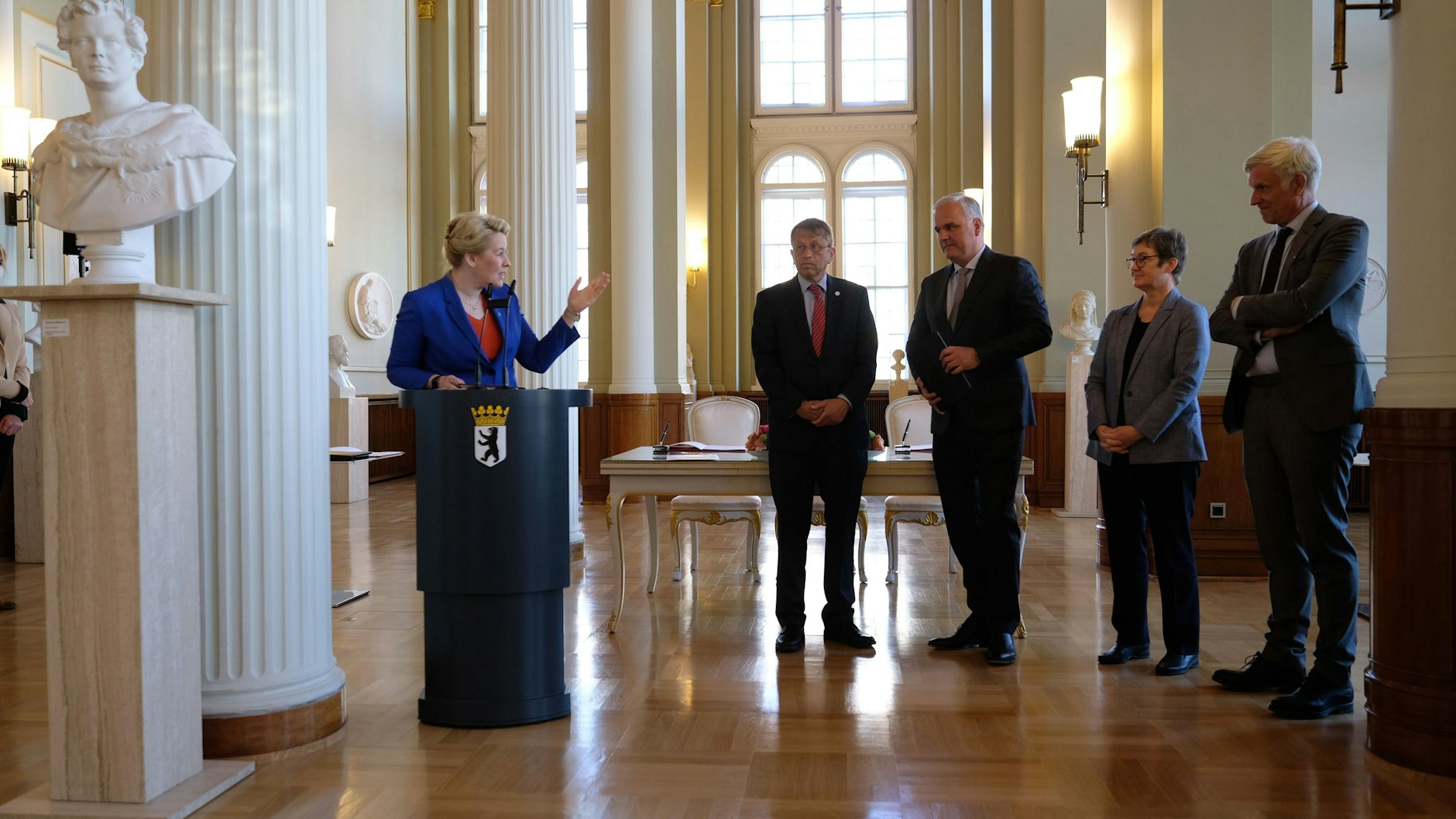 Bei der Vorstellung des neuen Projekts im Roten Rathaus: Franziska Giffey (l.) mit Heyo K. Kroemer (Charité), Stefan Oelrich (Bayer) sowie den Berliner Senatoren&nbsp;Ulrike Gote und Stephan Schwarz.