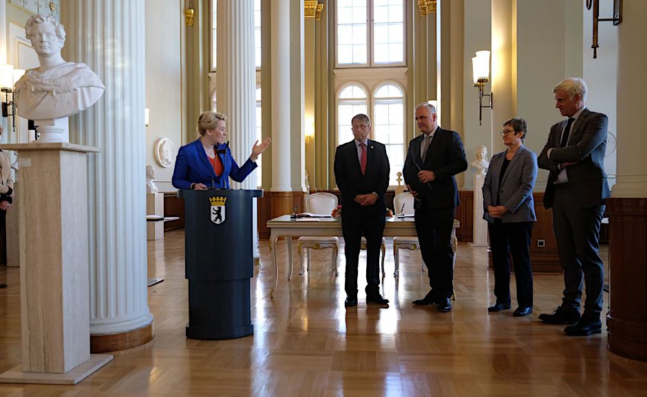 Bei der Vorstellung des neuen Projekts im Roten Rathaus: Franziska Giffey (l.) mit Heyo K. Kroemer (Charité), Stefan Oelrich (Bayer) sowie den Berliner Senatoren&nbsp;Ulrike Gote und Stephan Schwarz.