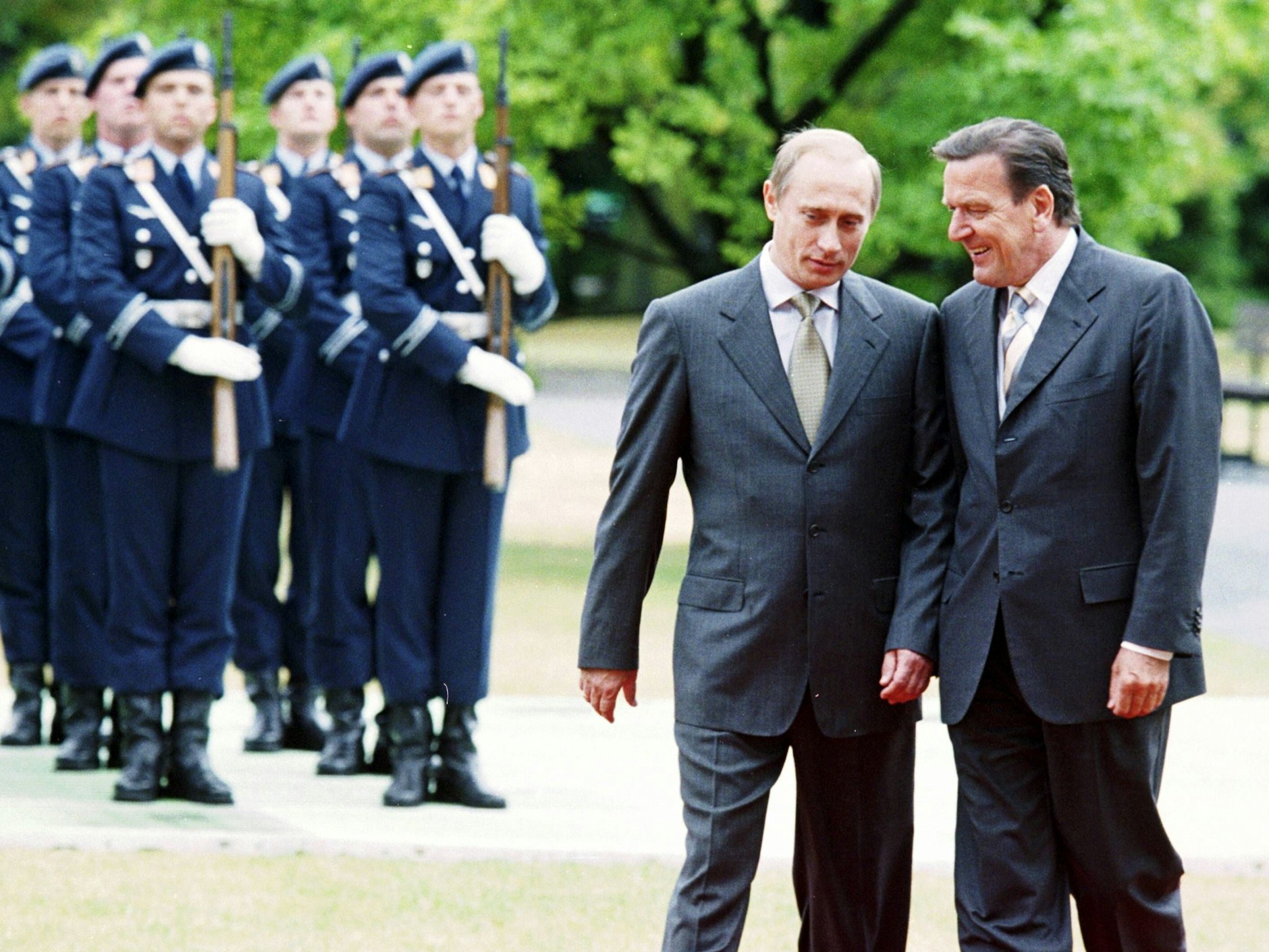 Der Beginn einer bis heute währenden Männerfreundschaft: Wladimir Putin besucht Gerhard Schröder am 15. Juni 2000 in Berlin.