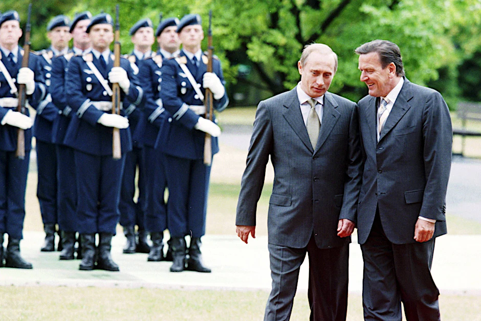 Der Beginn einer bis heute währenden Männerfreundschaft: Wladimir Putin besucht Gerhard Schröder am 15. Juni 2000 in Berlin.