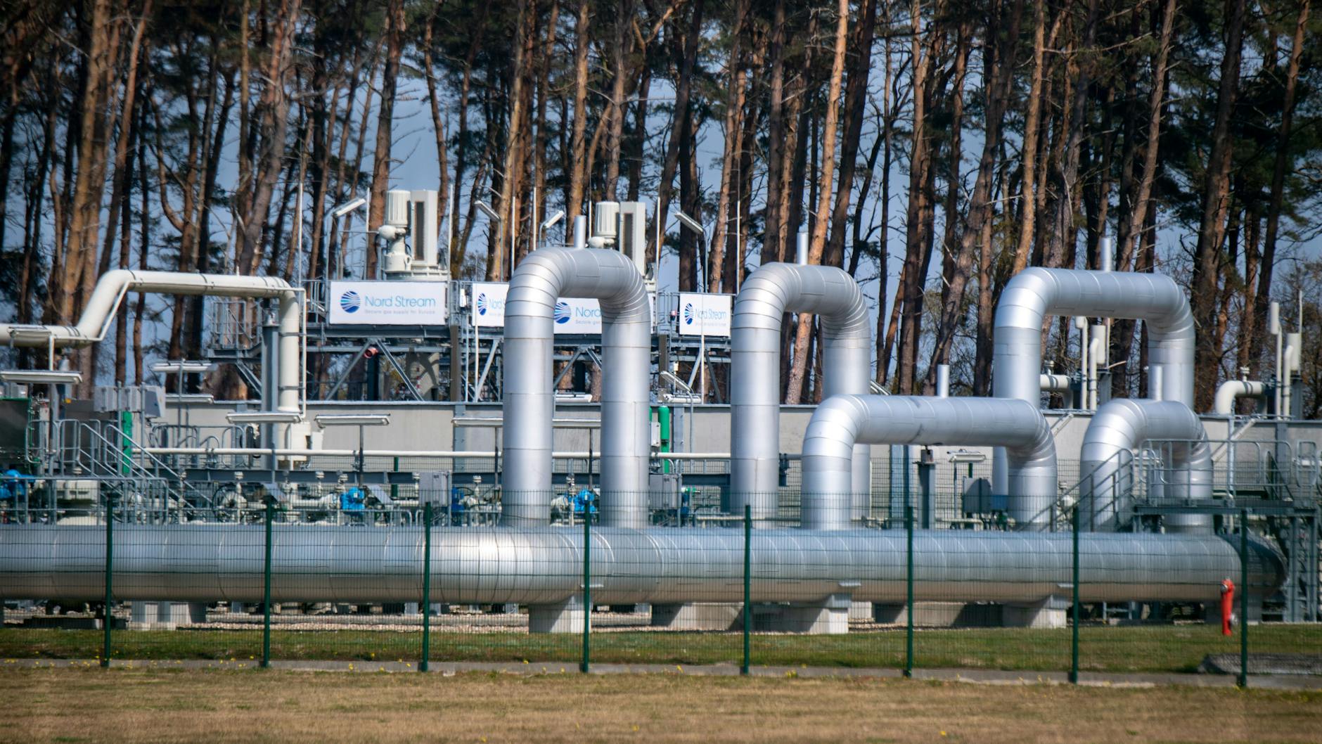Lubmin, Mecklenburg-Vorpommern: Blick auf Rohrsysteme und Absperrvorrichtungen in der Gasempfangsstation der Ostseepipeline Nord Stream 1