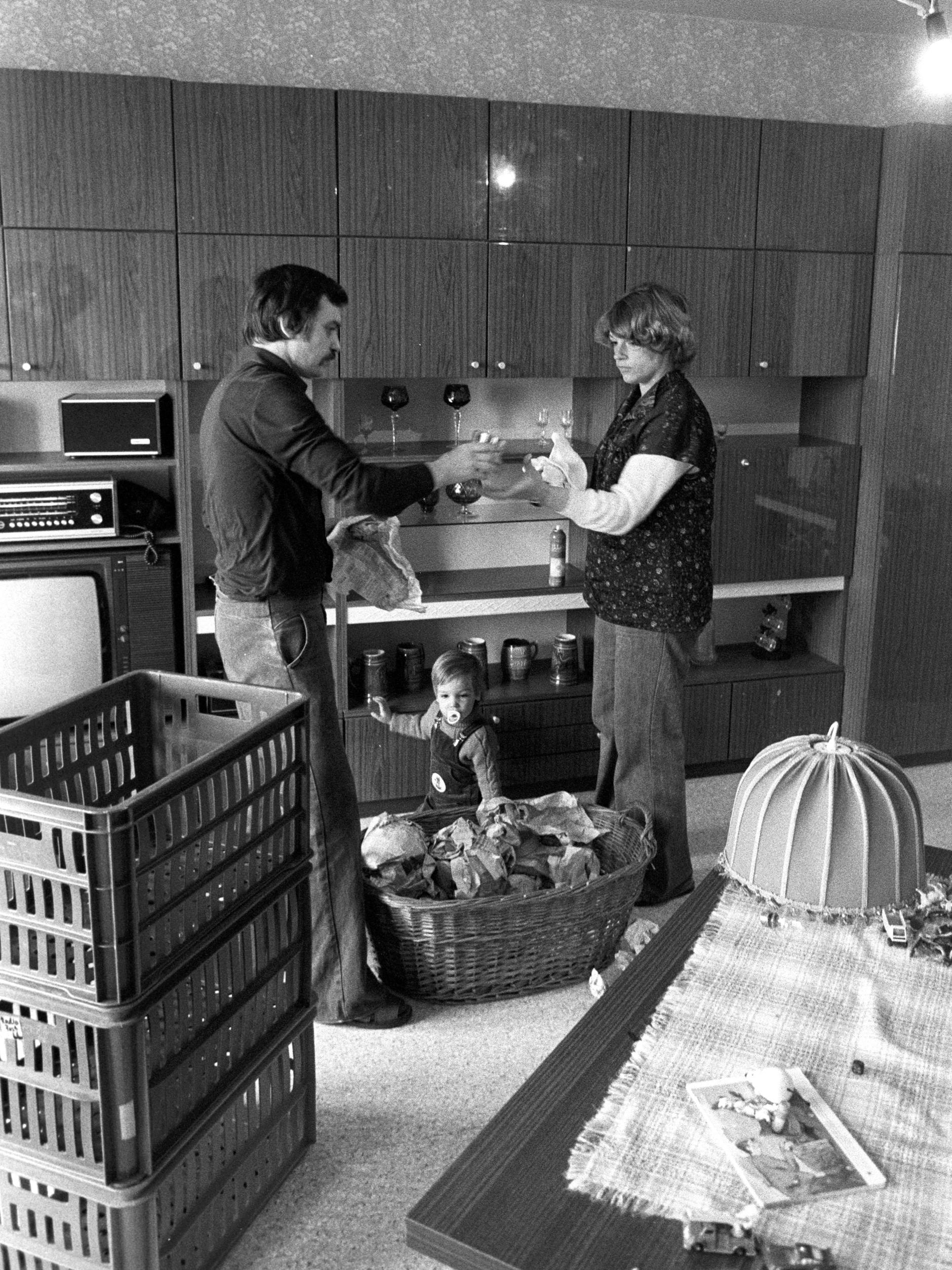 Eine junge Familie bezieht im Oktober 1981 die 20.000ste Wohnung im dritten Wohngebiet von Marzahn. Fünf Jahre zuvor hatten die Erschließungsarbeiten für die Großsiedlung begonnen.