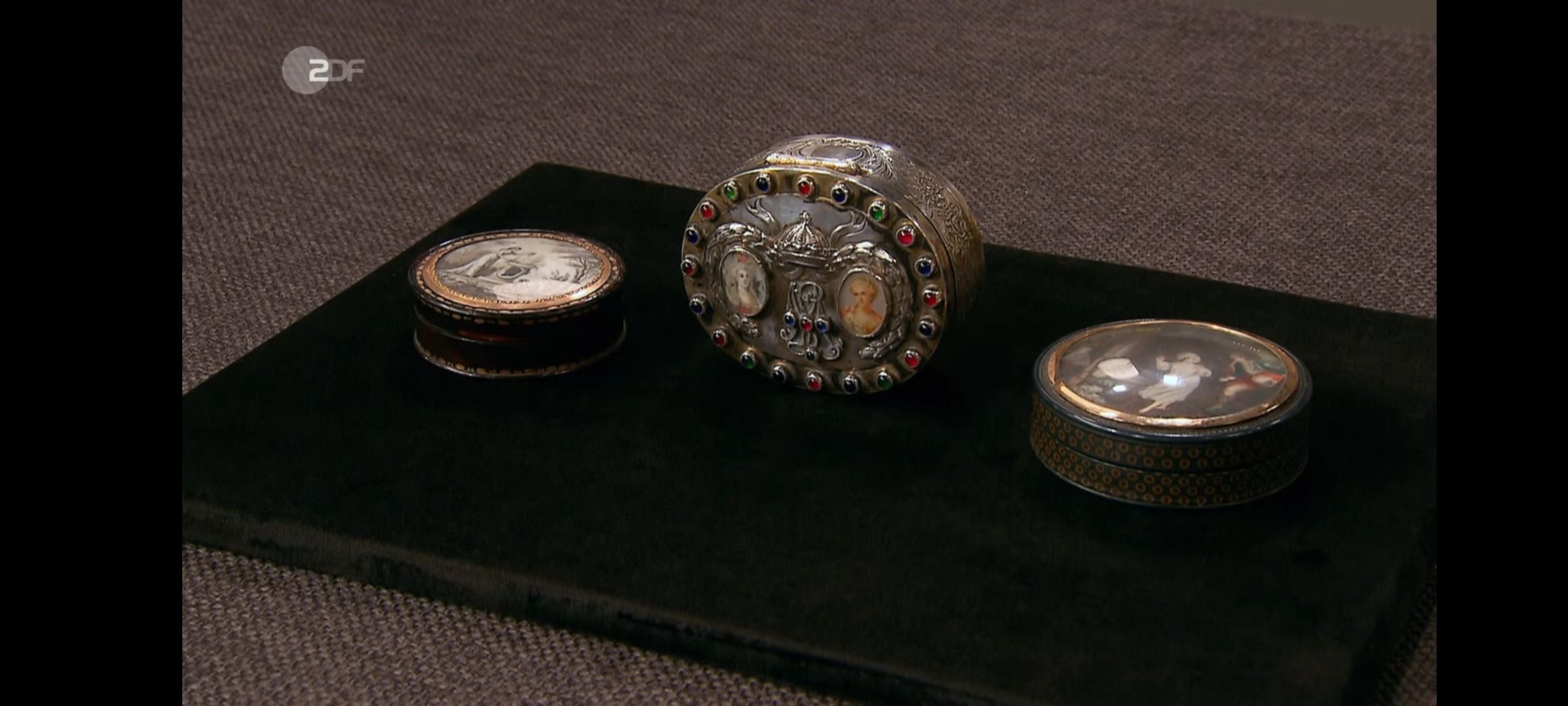 Drei antike Dosen gehen bei „Bares für Rares“ über den Tresen – für einen unfassbaren Preis!