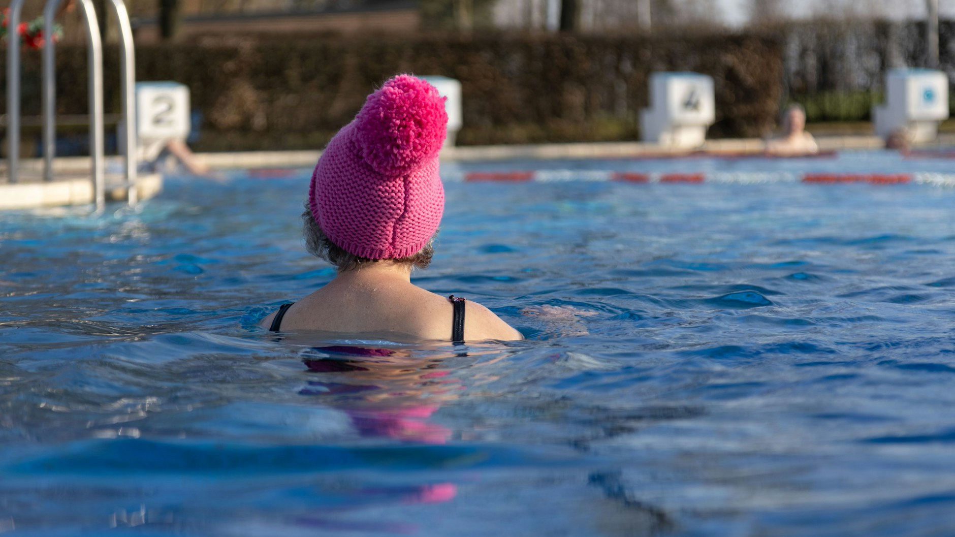 Schwimmen mit Pudelmütze: Am 30. April öffnen die ersten Freibäder in Berlin.