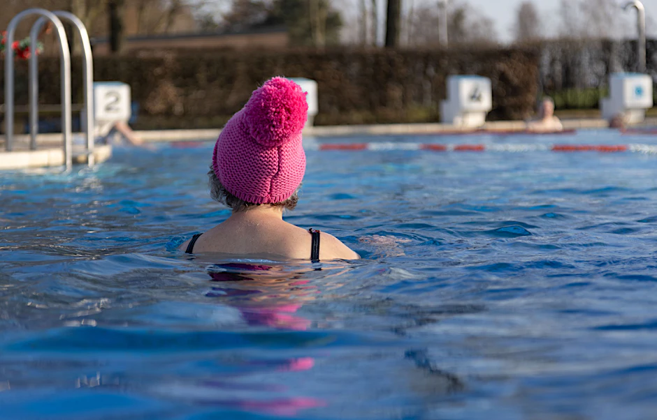 Schwimmen mit Pudelmütze: Am 30. April öffnen die ersten Freibäder in Berlin.