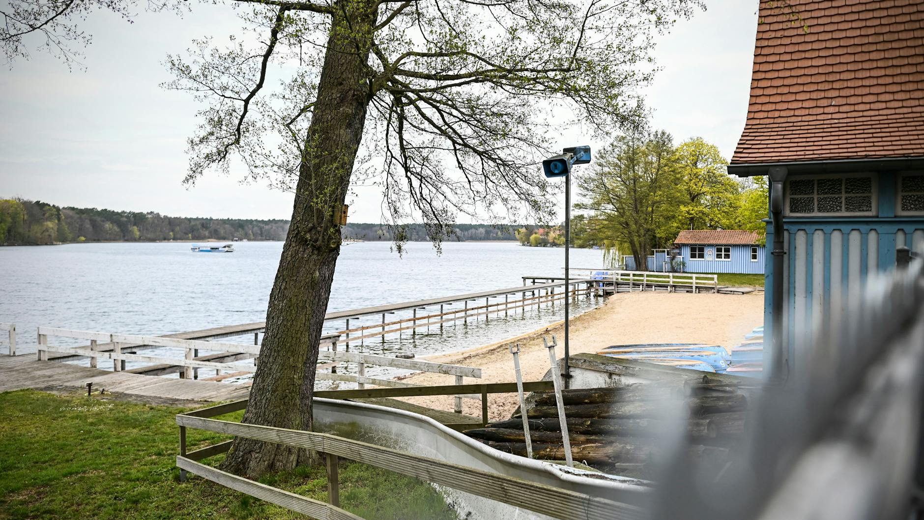 Zwischen Ufer und Steg war früher ein breiter Nichtschwimmerbereich. Inzwischen ist dort fast kein Wasser mehr.