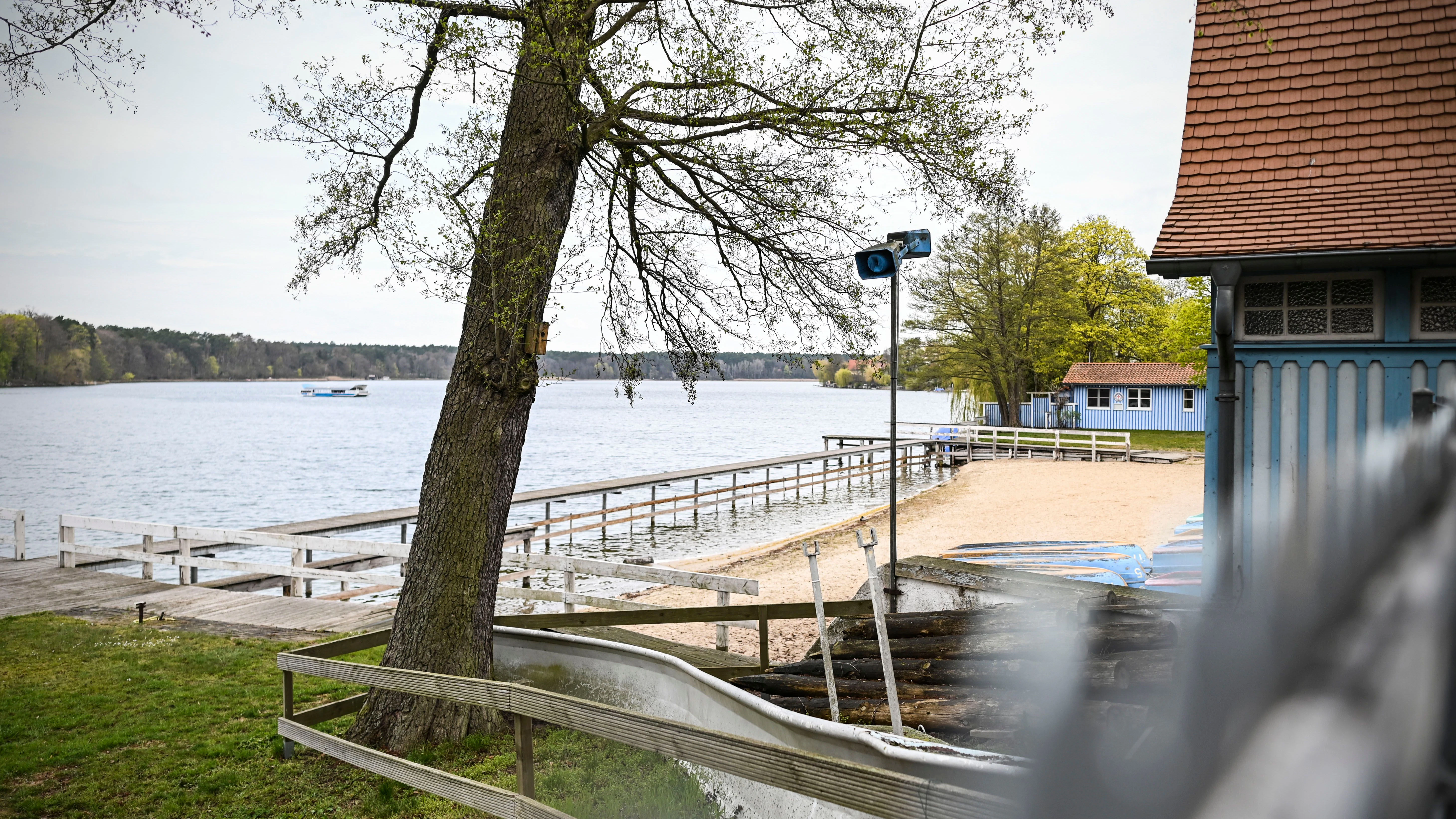 Zwischen Ufer und Steg war früher ein breiter Nichtschwimmerbereich. Inzwischen ist dort fast kein Wasser mehr.