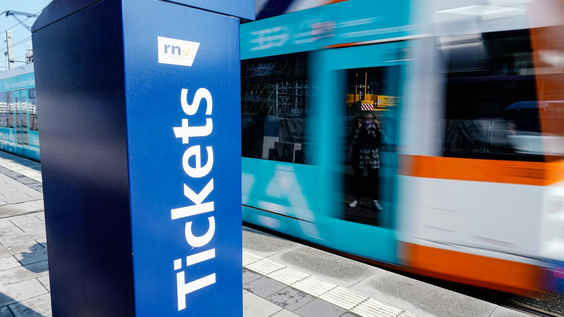 Ab Juni soll ein Monatsticket im öffentlichen und regionalen Nahverkehr neun Euro kosten.