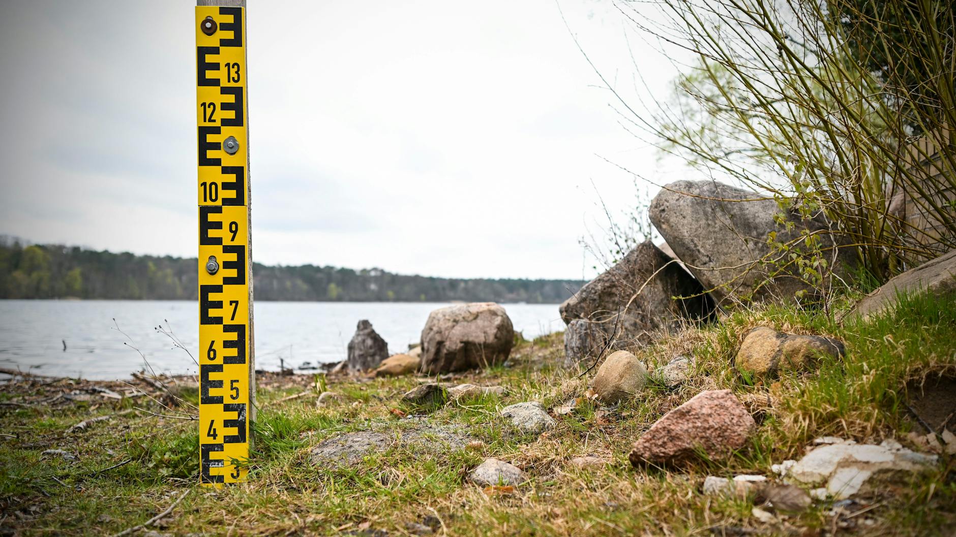 Der zweite Pegel am Straussee steht längst auf dem Trockenen.