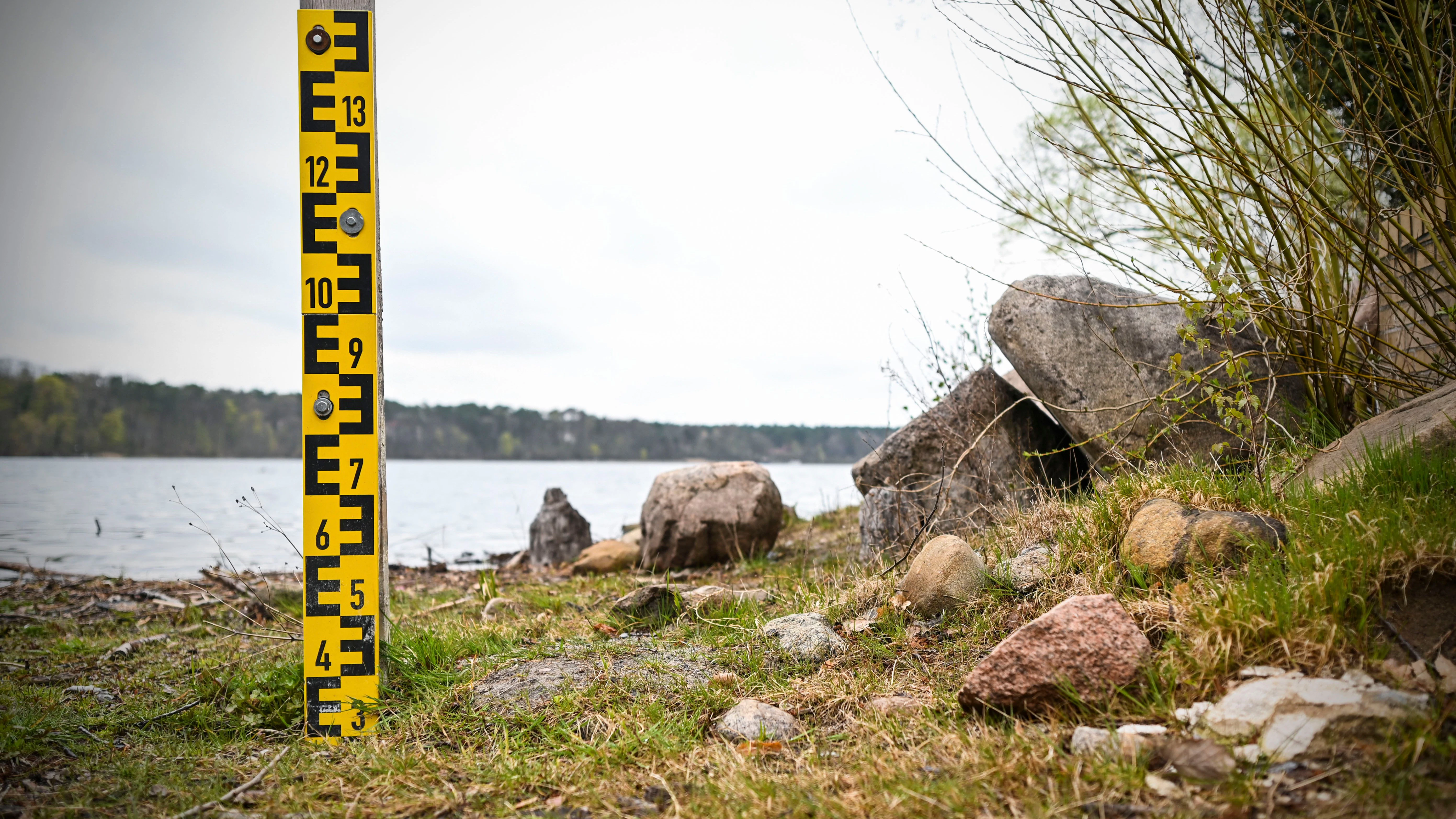 Der zweite Pegel am Straussee steht längst auf dem Trockenen.