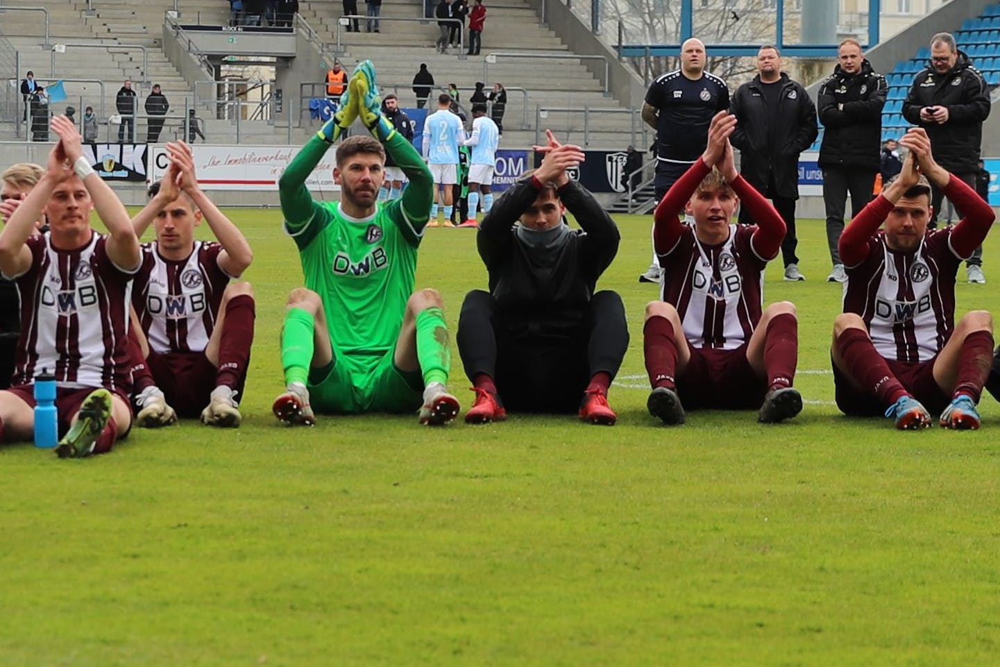 Die Dynamos sitzen nach dem 3:1 in Chemnitz auf dem Rasen. Mit diesem Sieg am 2. April 2022 bogen sie auf die Aufstiegs-Zielgerade.