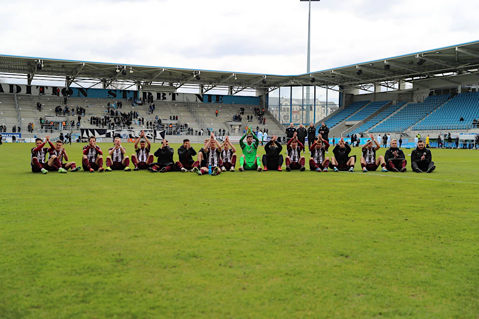 Die Dynamos sitzen nach dem 3:1 in Chemnitz auf dem Rasen. Mit diesem Sieg am 2. April 2022 bogen sie auf die Aufstiegs-Zielgerade.