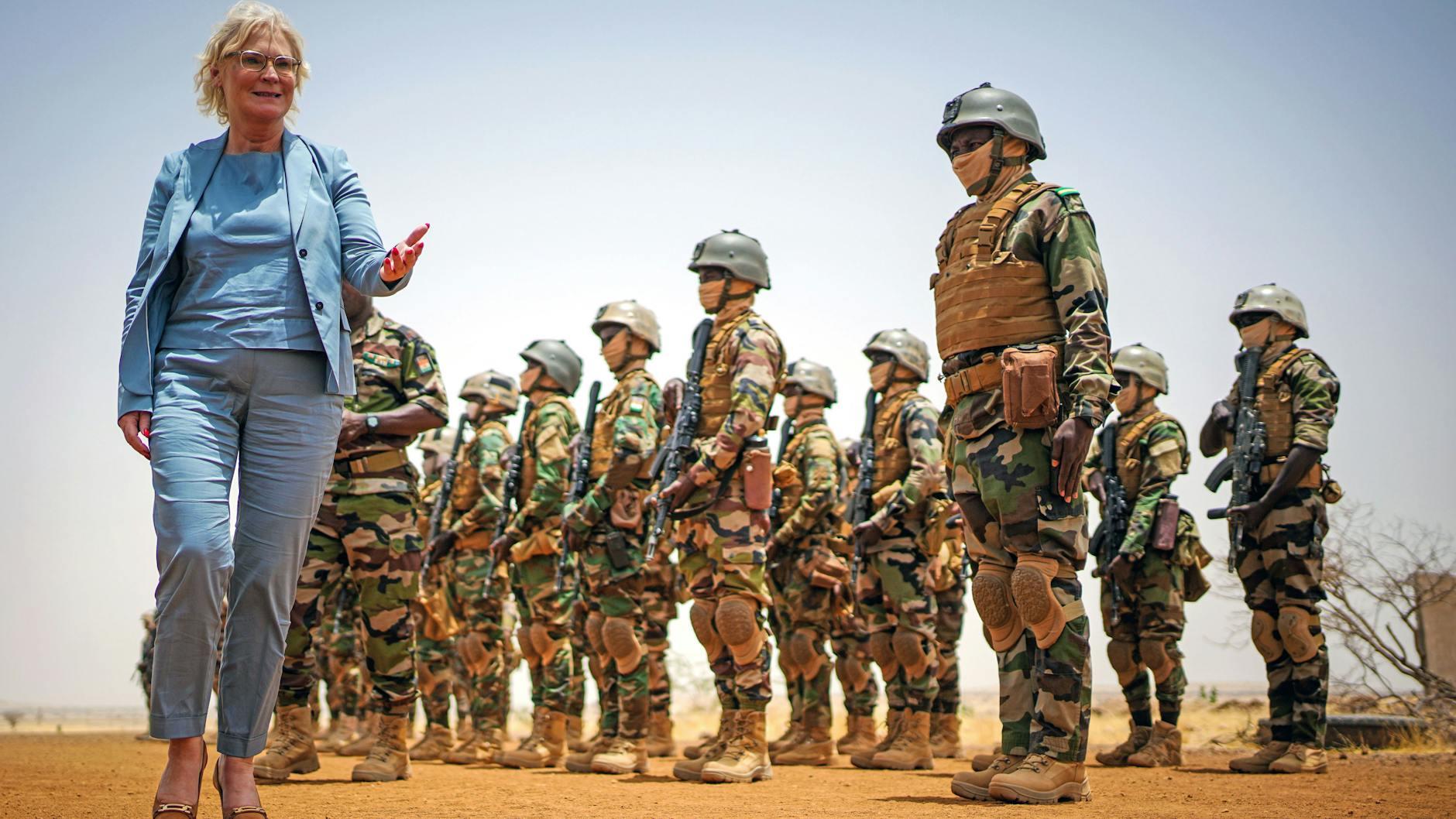 10.04.2022, Niger, Tillia: Christine Lambrecht (SPD), Bundesministerin der Verteidigung, wird mit militärischen Ehren in Tillia begrüßt. Hier werden nigrische Spezialkräfte von der Bundeswehr ausgebildet.