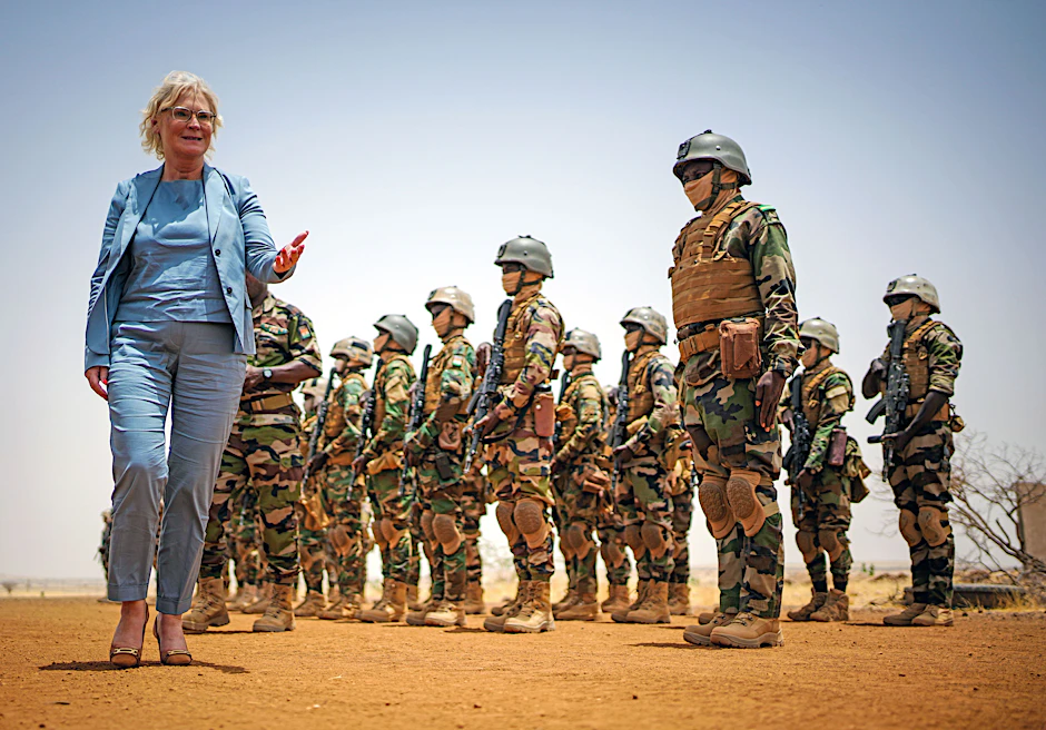 10.04.2022, Niger, Tillia: Christine Lambrecht (SPD), Bundesministerin der Verteidigung, wird mit militärischen Ehren in Tillia begrüßt. Hier werden nigrische Spezialkräfte von der Bundeswehr ausgebildet.