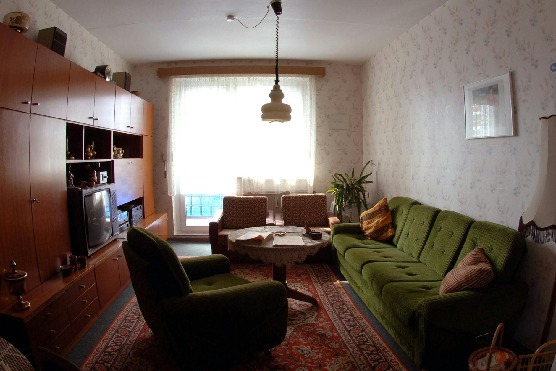 „Favorit“ heißt die Schrankwand, die in vielen Wohnzimmern der DDR stand. Dieses Zimmer ist Teil der Museumswohnung in einem Plattenbautyp WBS 70 an der Hellersdorfer Straße 179.