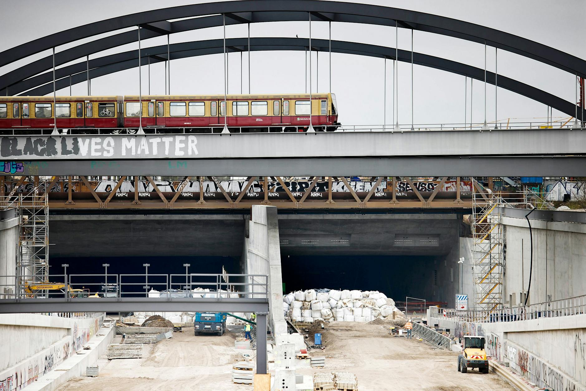 Bauarbeiten an der Baustelle zum Weiterbau Autobahn A100 in Neukölln. Das Bundesverkehrsministerium will den umstrittenen Weiterbau der Berliner Stadtautobahn A100 in Richtung Lichtenberg umsetzen.