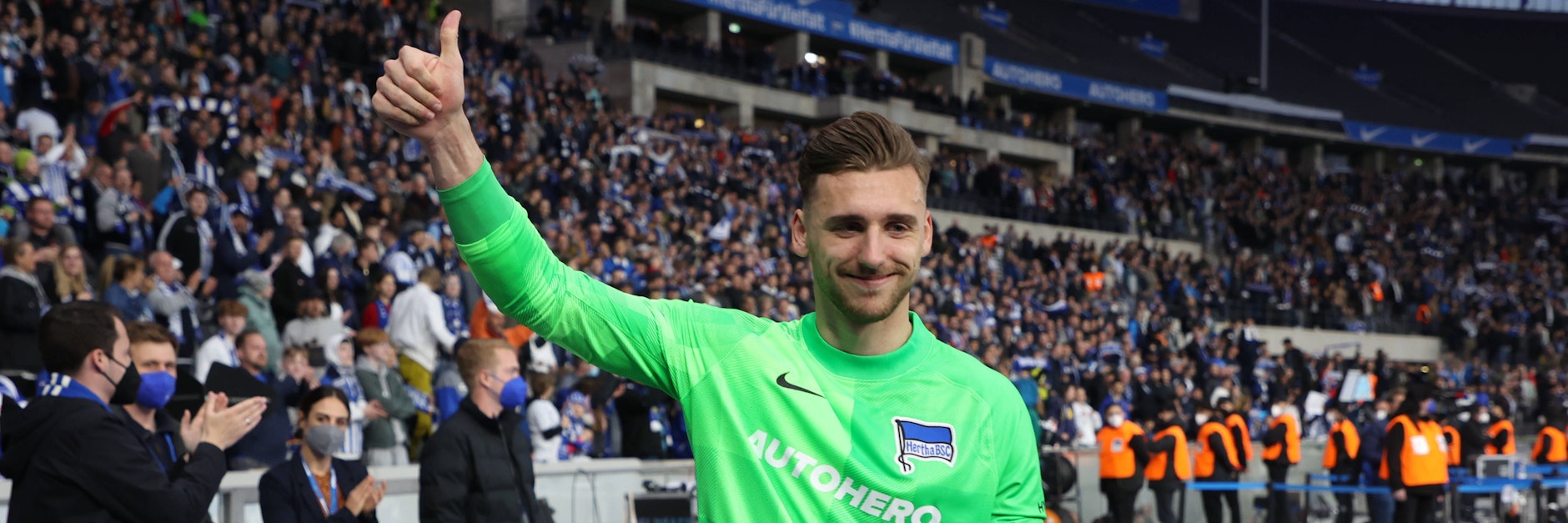 Daumen hoch für die Fans und seine eigene Zukunft beim BVB: Der Aufstieg von Hertha-Held Marcel Lotka geht wohl in Dortmund weiter.