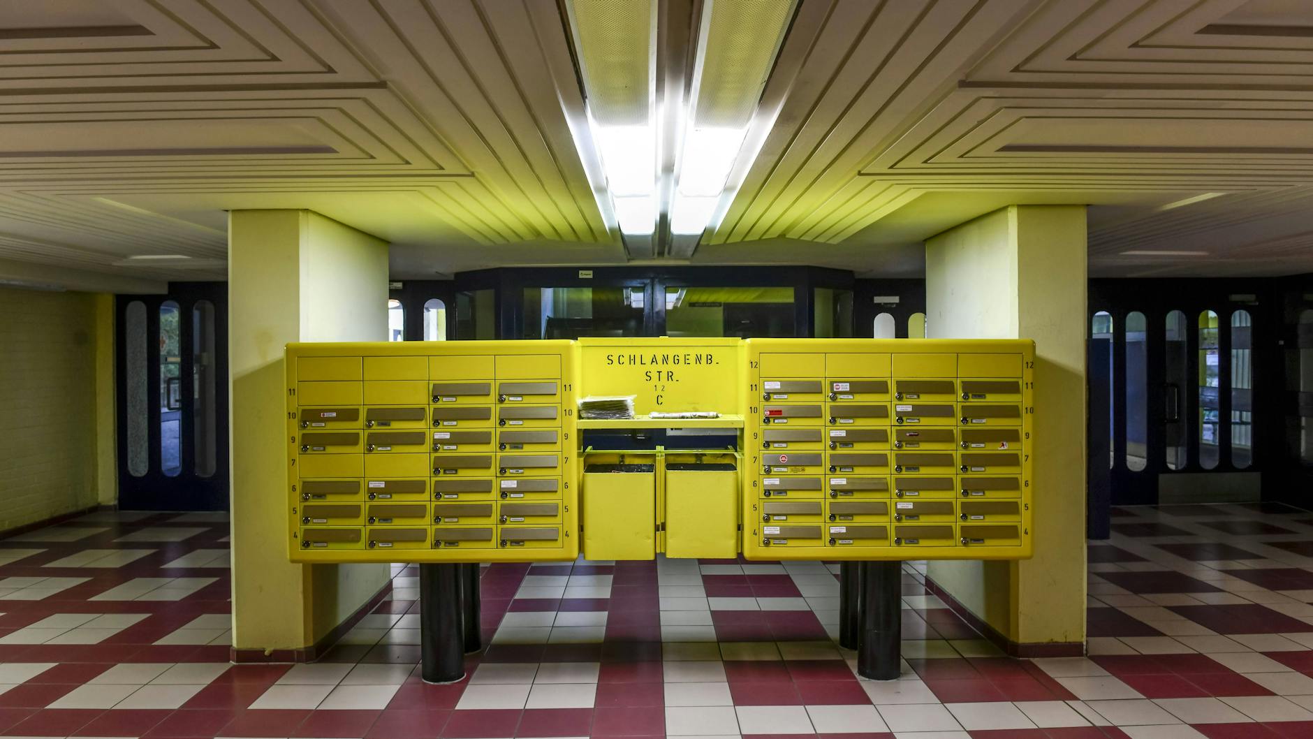 Hausverwaltungen sind geradezu trainiert darin, nach illegalen Untermietern Ausschau zu halten. Ein fremder Namen am Briefkasten lässt auch faule Hausverwaltungen aktiv werden.