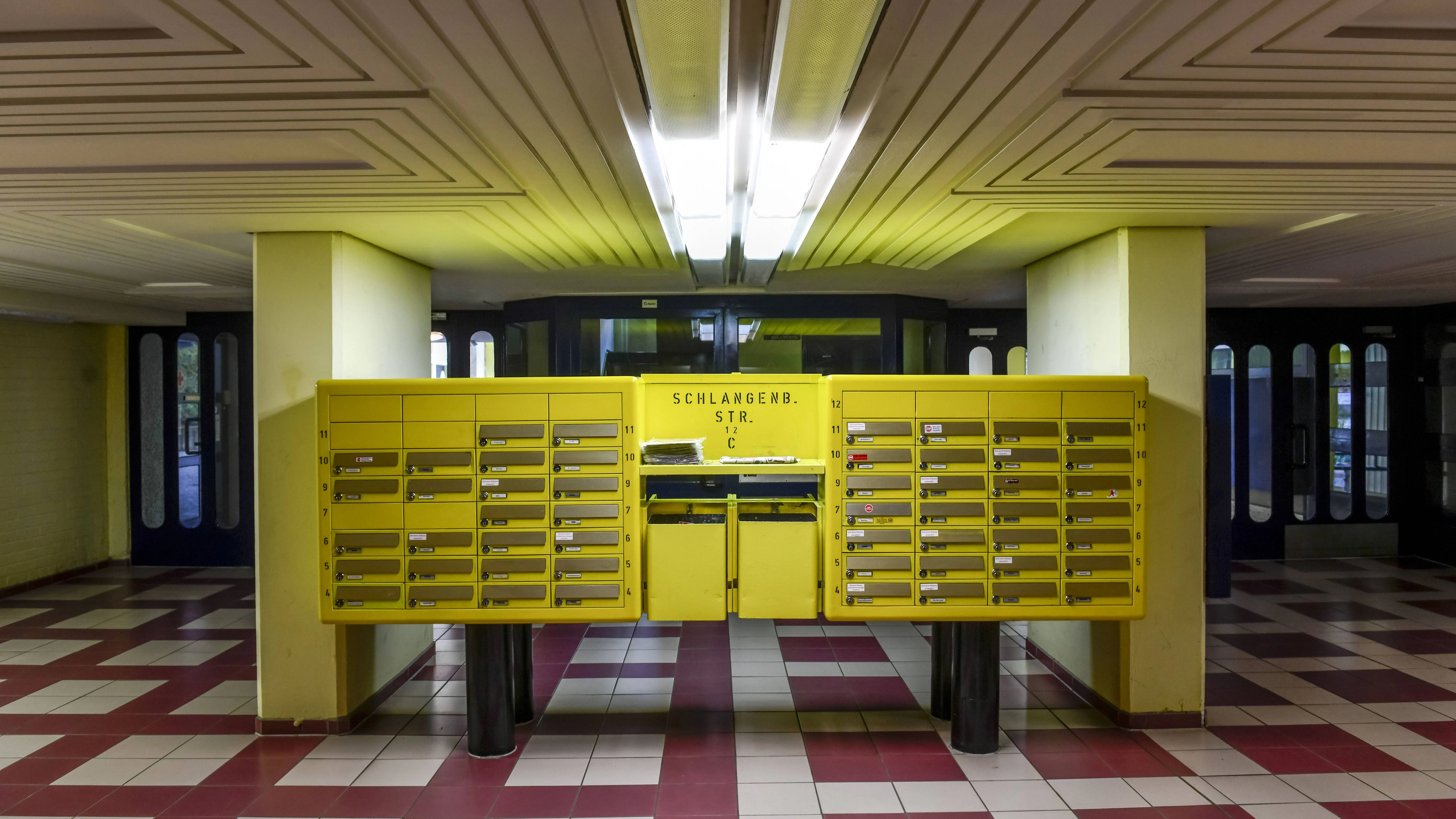 Hausverwaltungen sind geradezu trainiert darin, nach illegalen Untermietern Ausschau zu halten. Ein fremder Namen am Briefkasten lässt auch faule Hausverwaltungen aktiv werden.