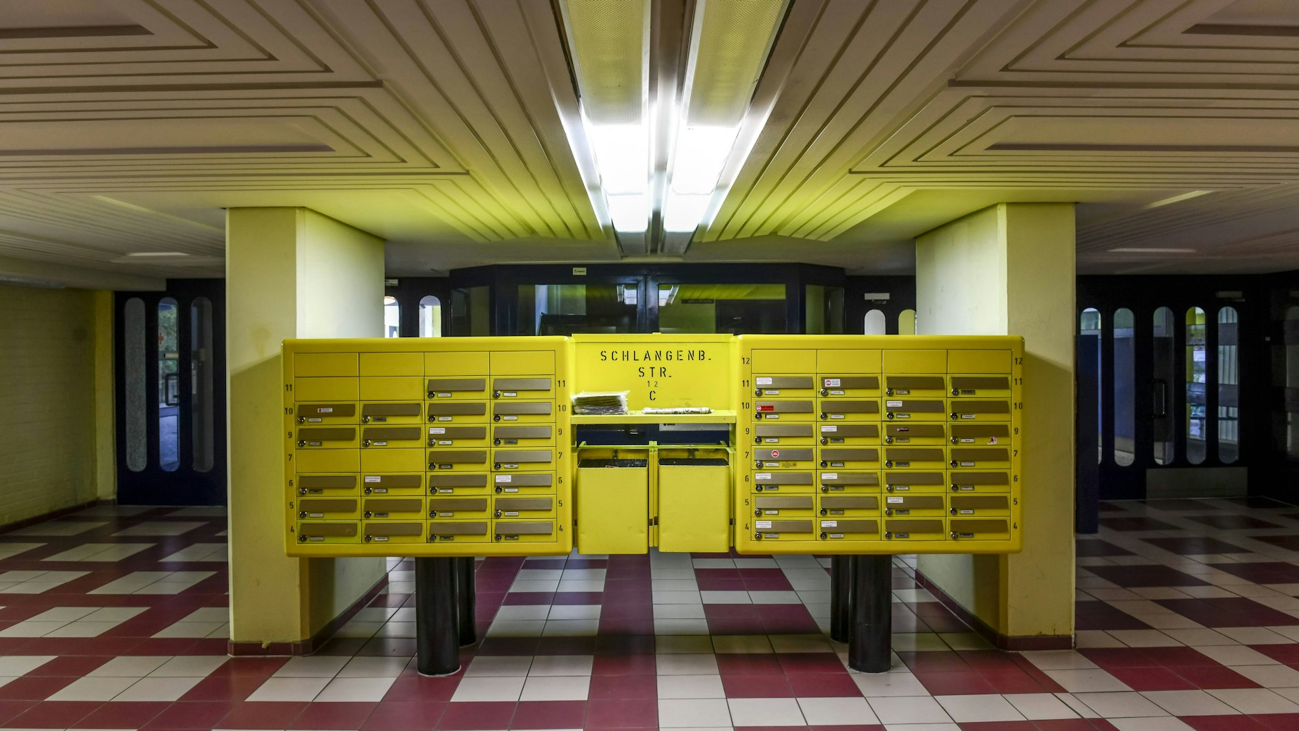 Hausverwaltungen sind geradezu trainiert darin, nach illegalen Untermietern Ausschau zu halten. Ein fremder Namen am Briefkasten lässt auch faule Hausverwaltungen aktiv werden.