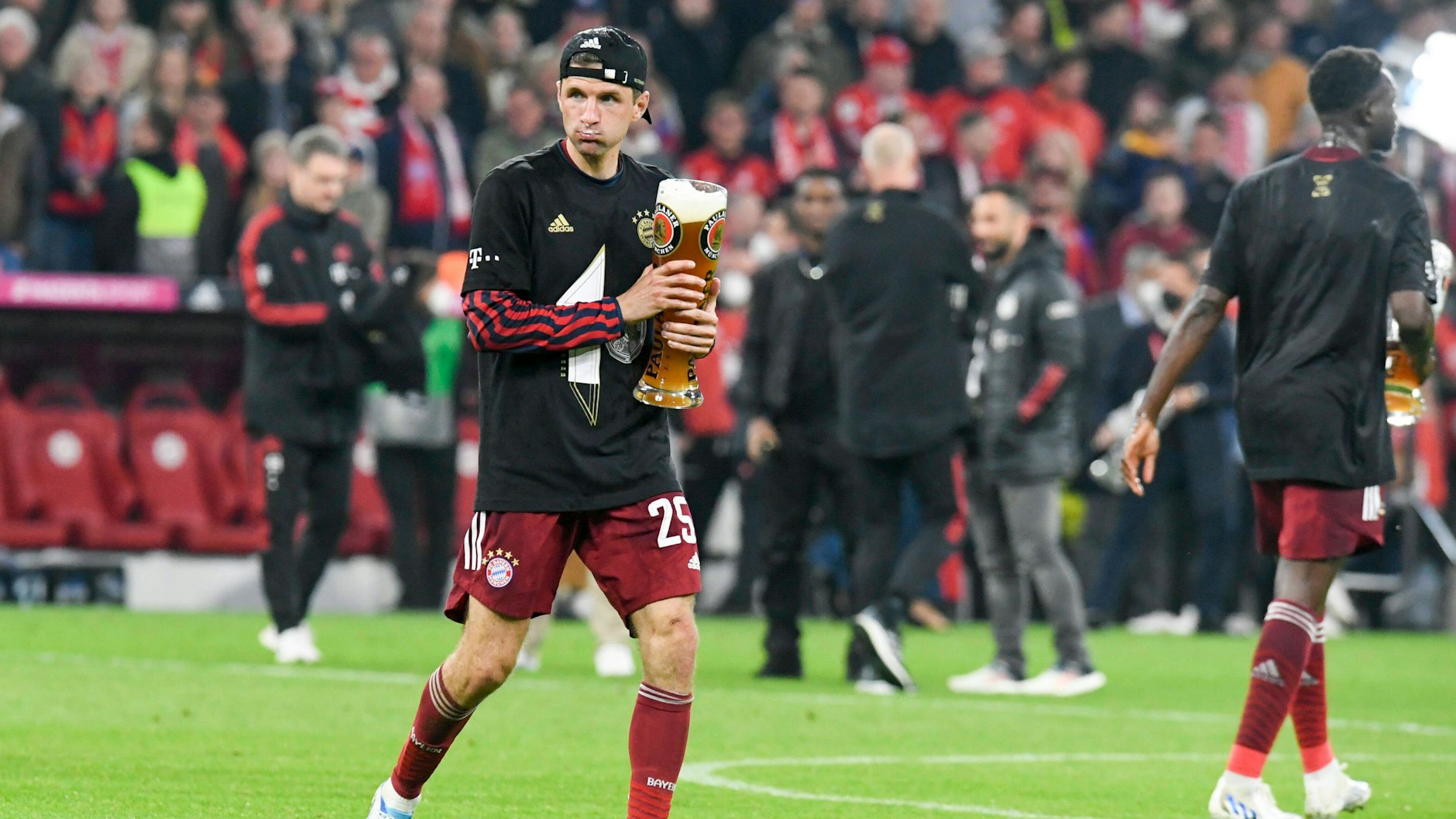 Thomas Müller feiert die zehnte Meisterschaft in Folge standesgemäß mit Bier.