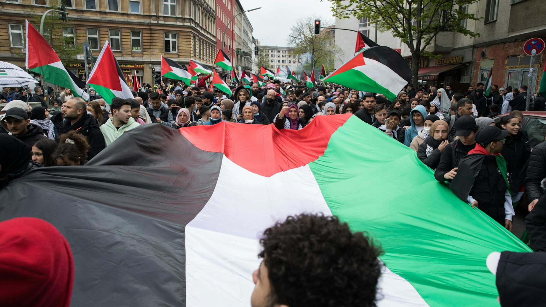 Hunderte Menschen versammelten sich am vergangenen Wochenende zu Demonstrationen gegen Israel.