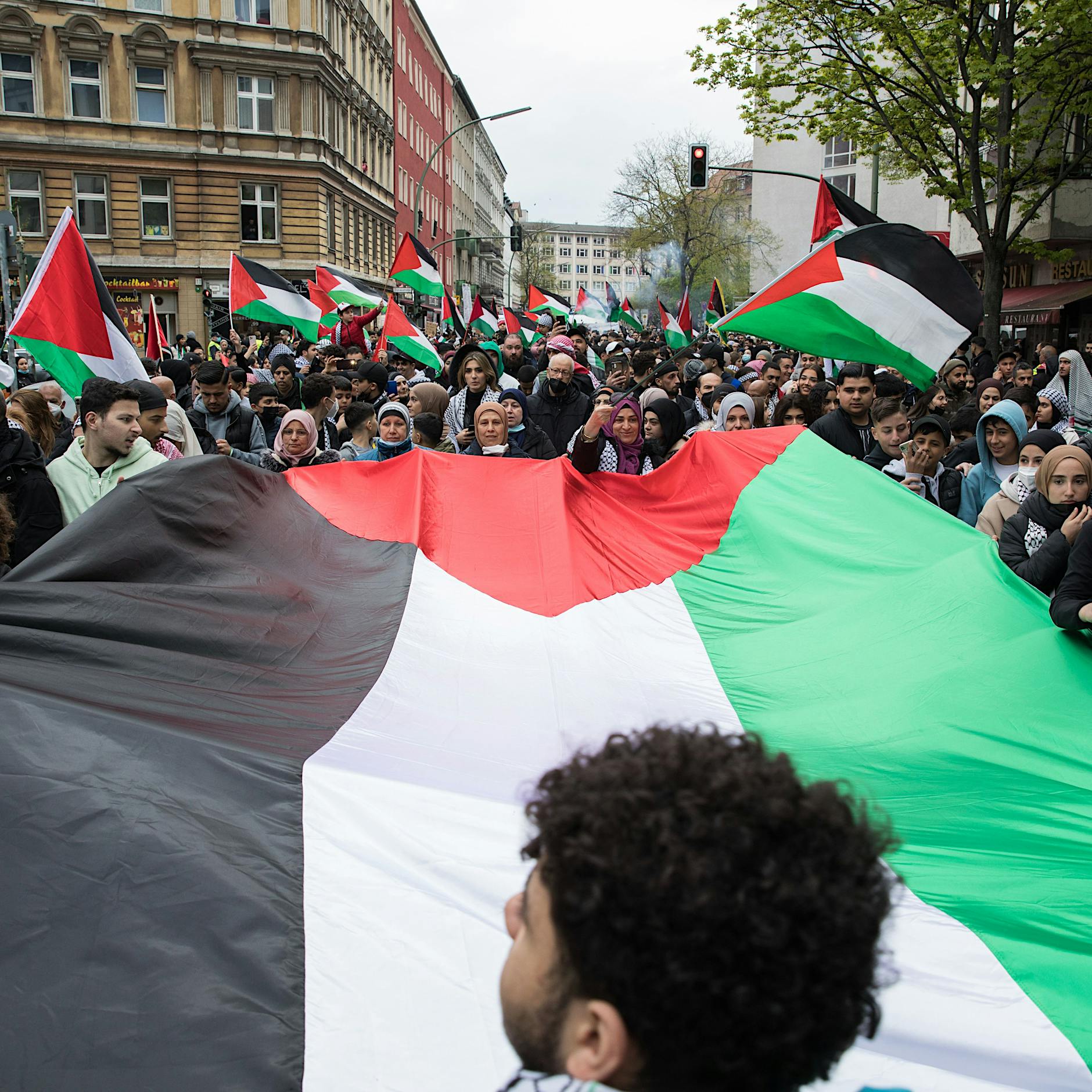 Palästinenser und 5000 Kurden gehen in Berlin auf die Straße