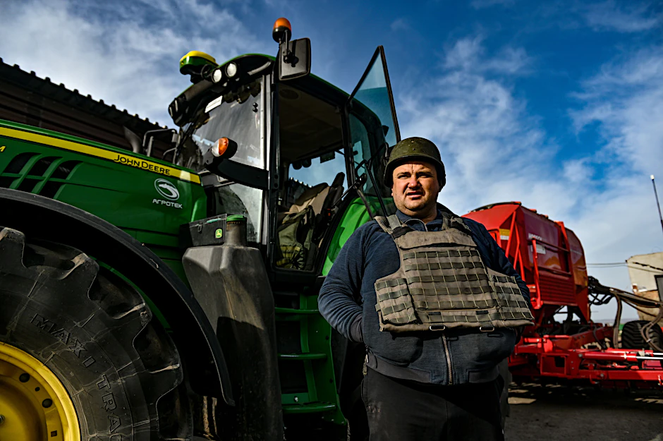Ein Landwirt trägt eine kugelsichere Weste während der Aussaat, die 30 Kilometer von der Frontlinie entfernt stattfindet, in der Region Saporischschja, Südostukraine.