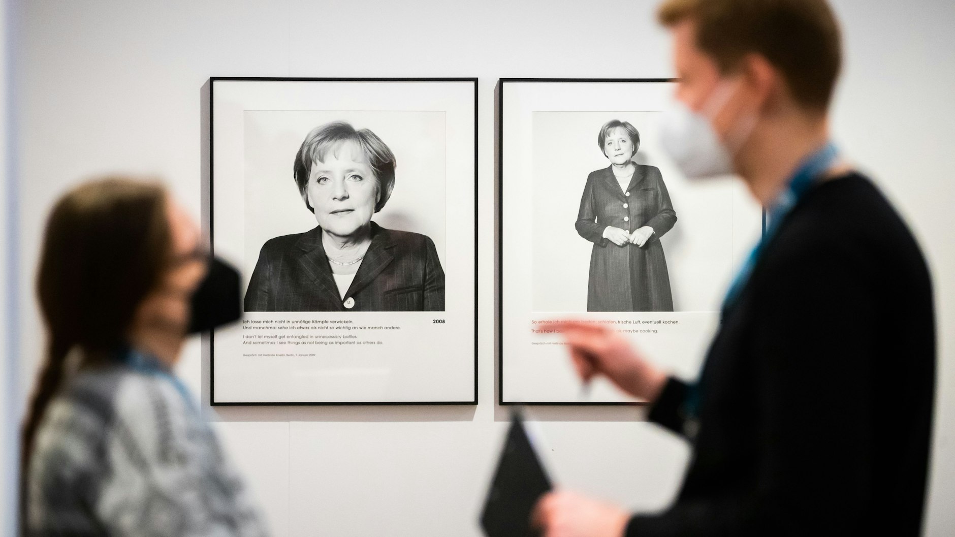 Berlin: Zwei Personen unterhalten sich bei einem Presserundgang durch die Ausstellung „Angela Merkel Portraits 1991 – 2021“ der Fotografin Herlinde Koelbl.
