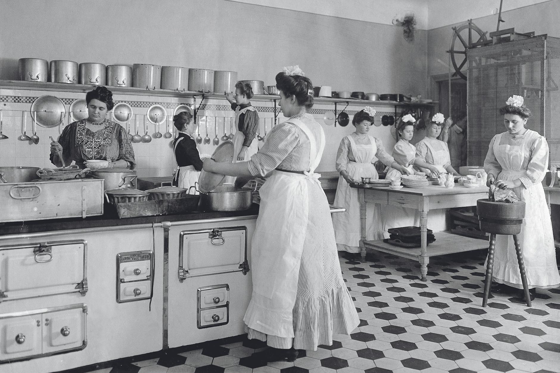 Das Einküchenhaus verfügte über eine Großküche, die alle küchenlosen Wohnungen mit Mahlzeiten versorgte. Über Haustelefone konnten die Bewohner Essen bestellen.