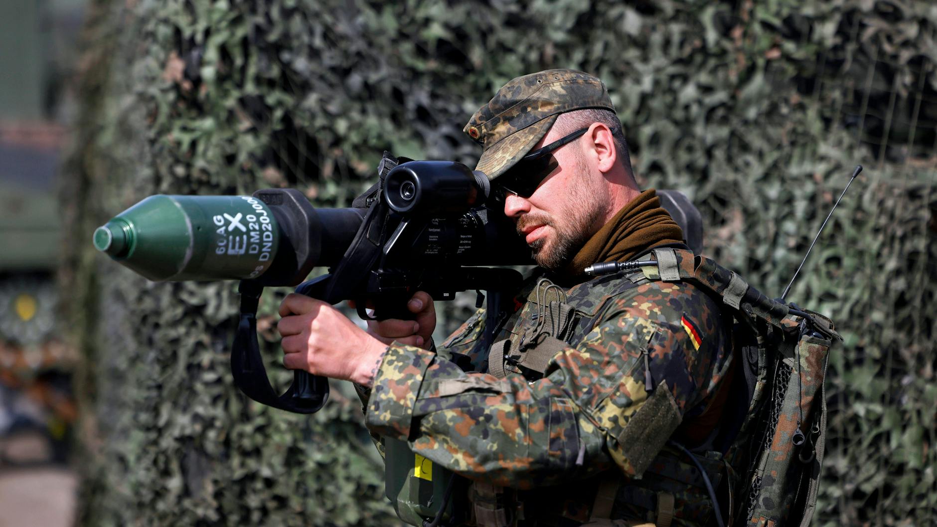 Ein Bundeswehrsoldat führt eine Panzerfaust vor (Archivbild). Deutschland hat der Ukraine unter anderem Panzer-, Flieger- und Bunkerfäuste zur Verfügung gestellt.