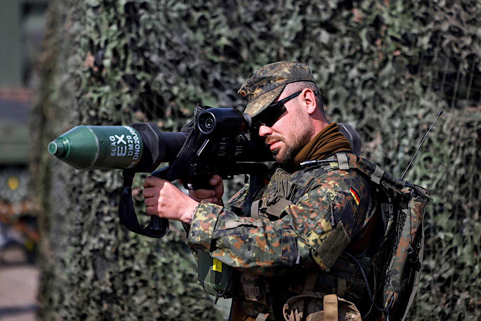 Ein Bundeswehrsoldat führt eine Panzerfaust vor (Archivbild). Deutschland hat der Ukraine unter anderem Panzer-, Flieger- und Bunkerfäuste zur Verfügung gestellt.