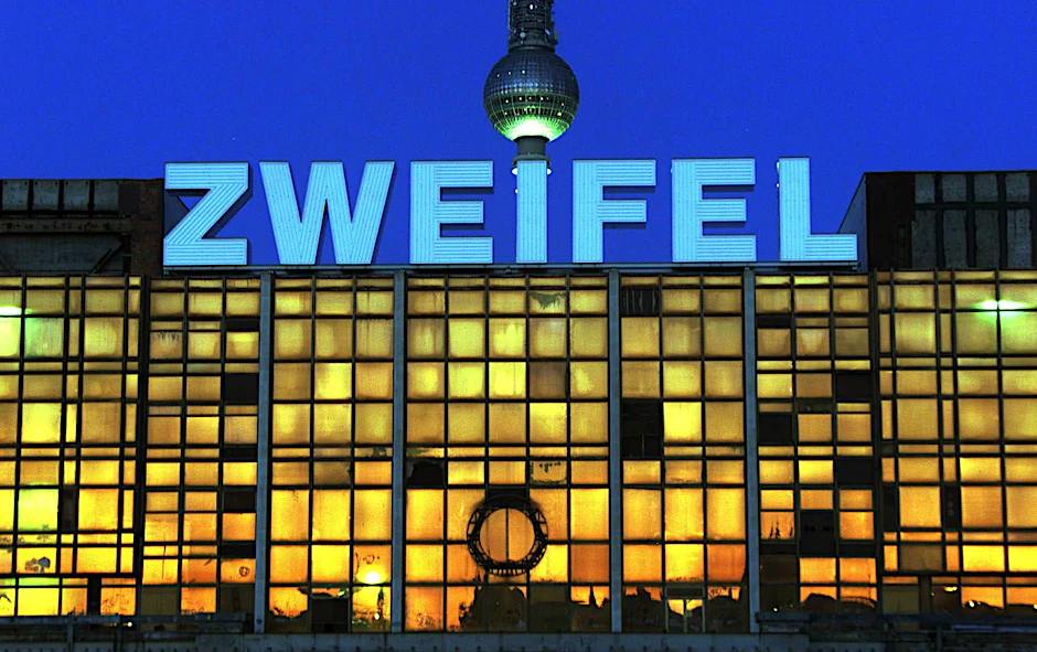 Lars Rambergs Schriftzug vor 20 Jahren auf dem Palast der Republik: „Der Palast ist weg, aber der Zweifel ist noch da.“