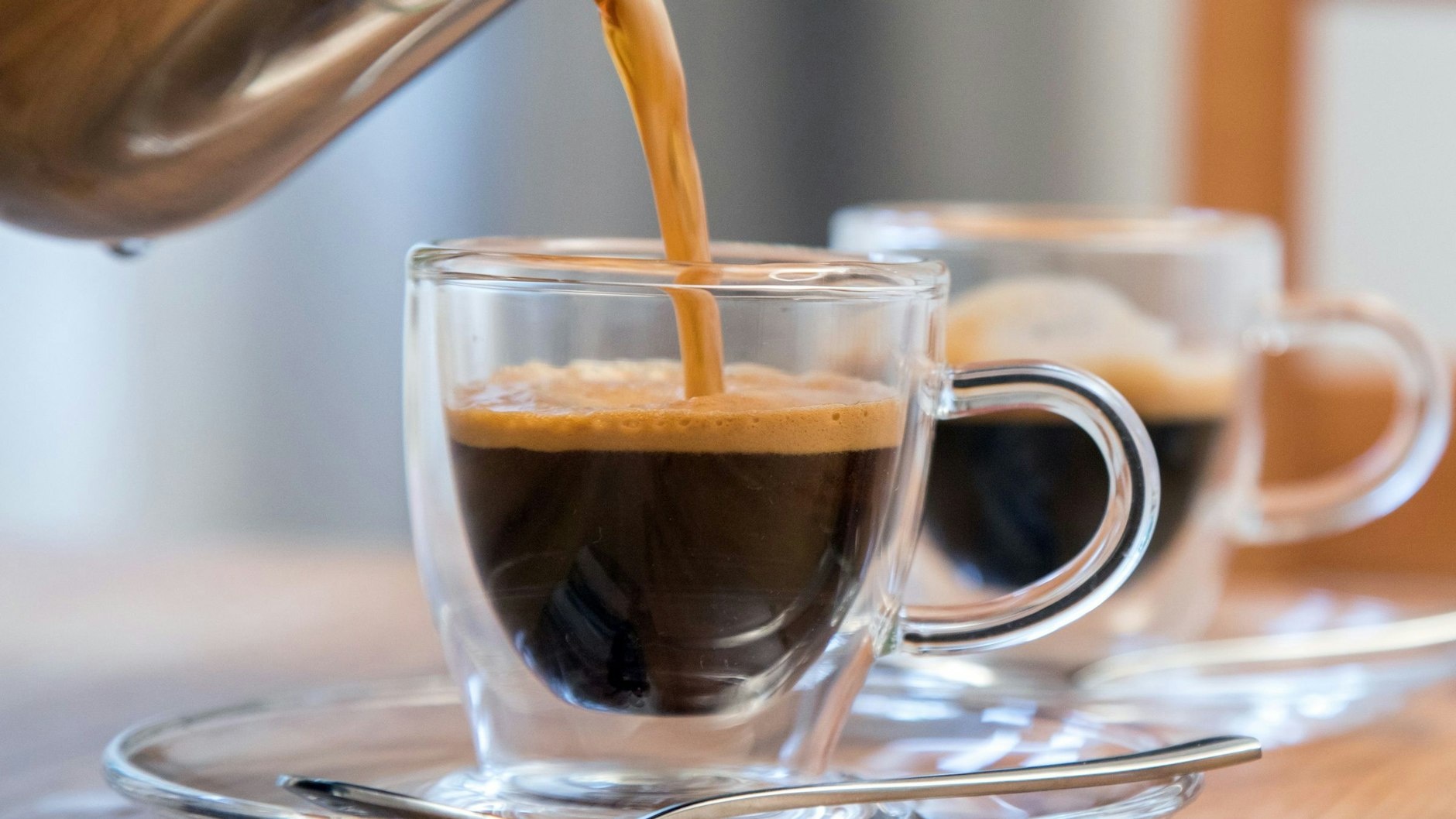 Unser Autor hat Angst vor kriegsbedingtem Koffeinmangel und sich zu einem Kaffee-Hamsterkauf entschlossen