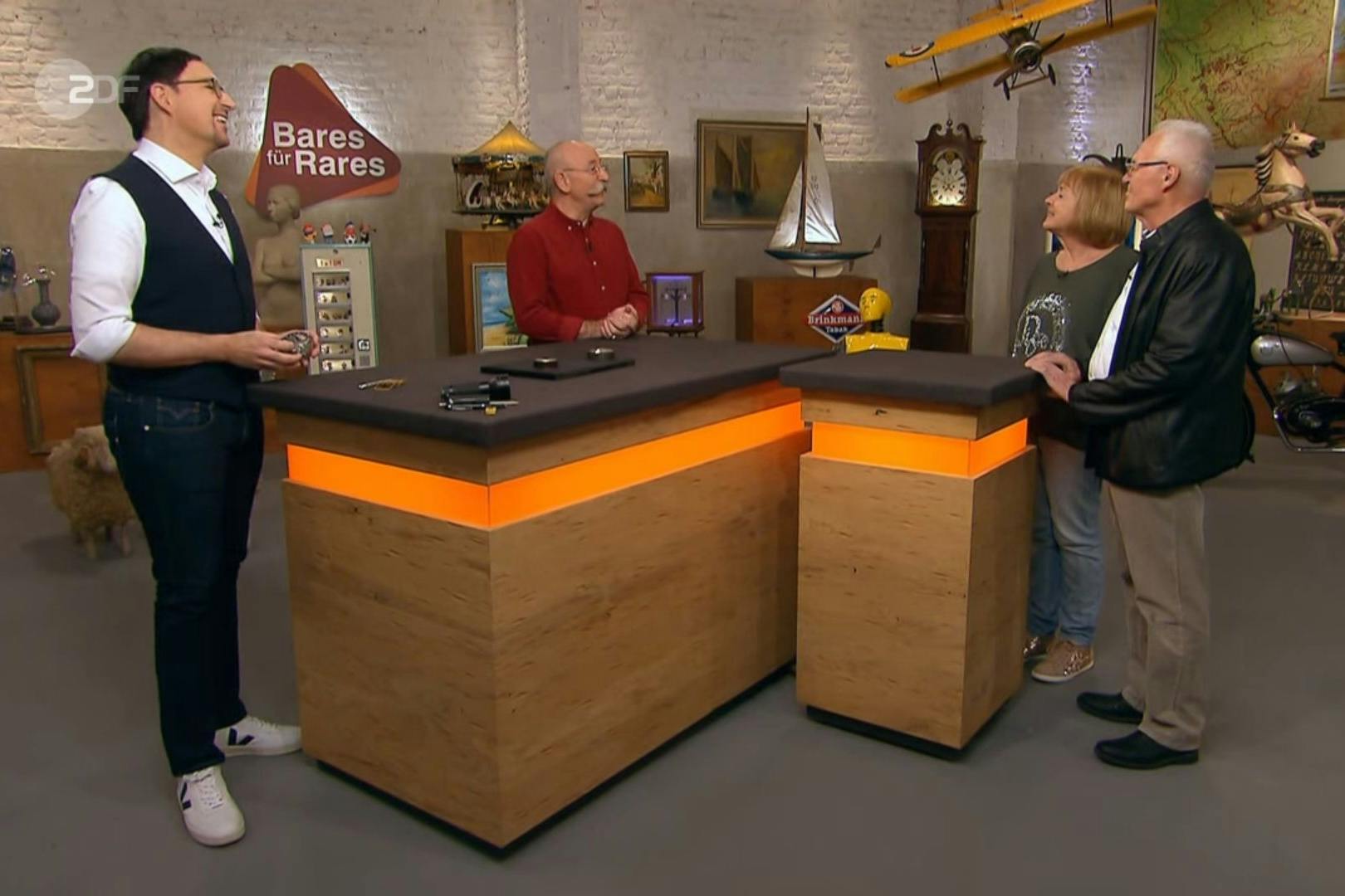 Das Rentner Pärchen präsentiert ihre Dosen bei „Bares für Rares“