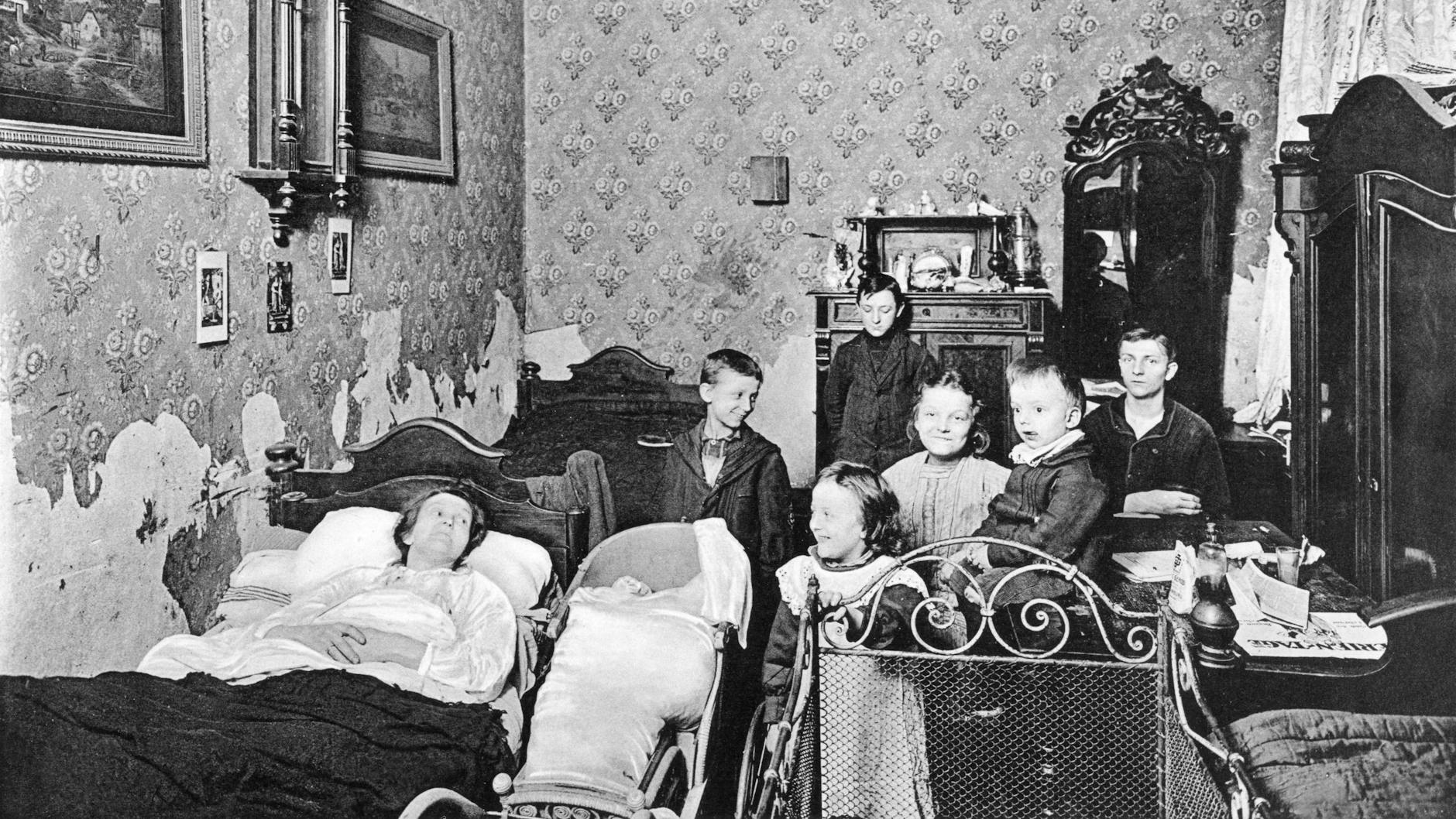 Berliner Wohnungselend 1912: Diese Familie, eigentlich zu zehnt, bewohnt ein Zimmer und eine Küche im Erdgeschoss eines Quergebäudes in der Wittstocker Straße 5 (Moabit).