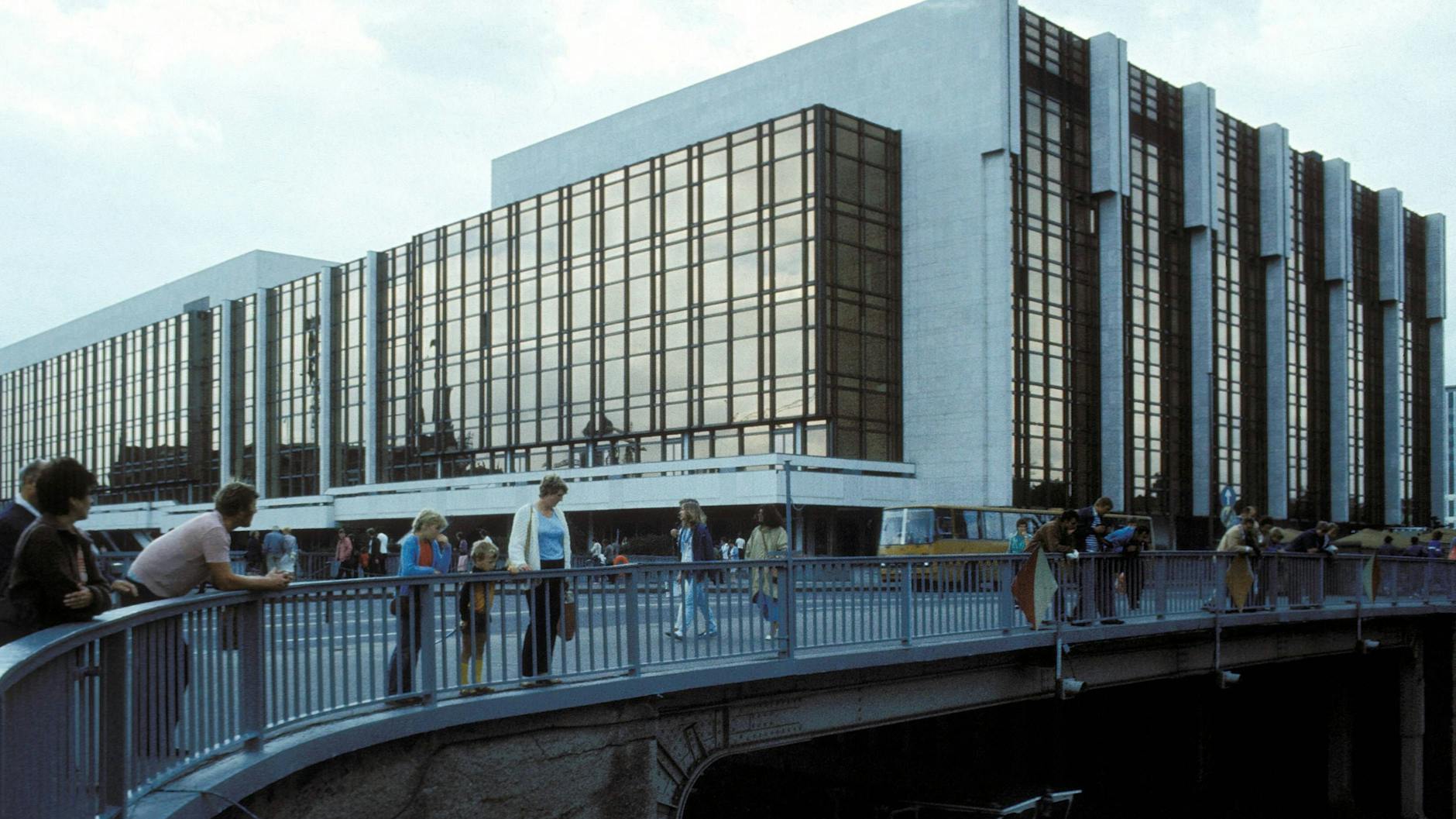 Bald werden alle schon immer gegen den Abriss gewesen sein: der Palast der Republik im Jahr 1984.