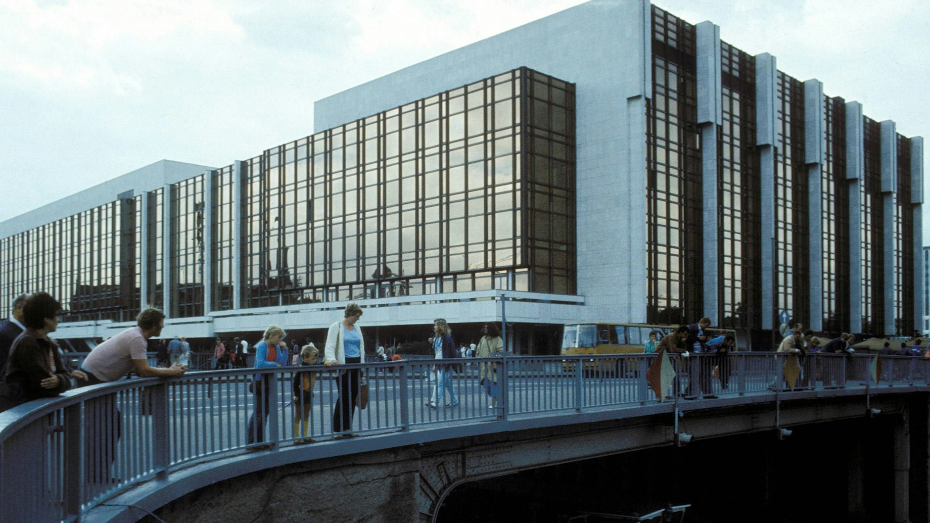 Bald werden alle schon immer gegen den Abriss gewesen sein: der Palast der Republik im Jahr 1984.