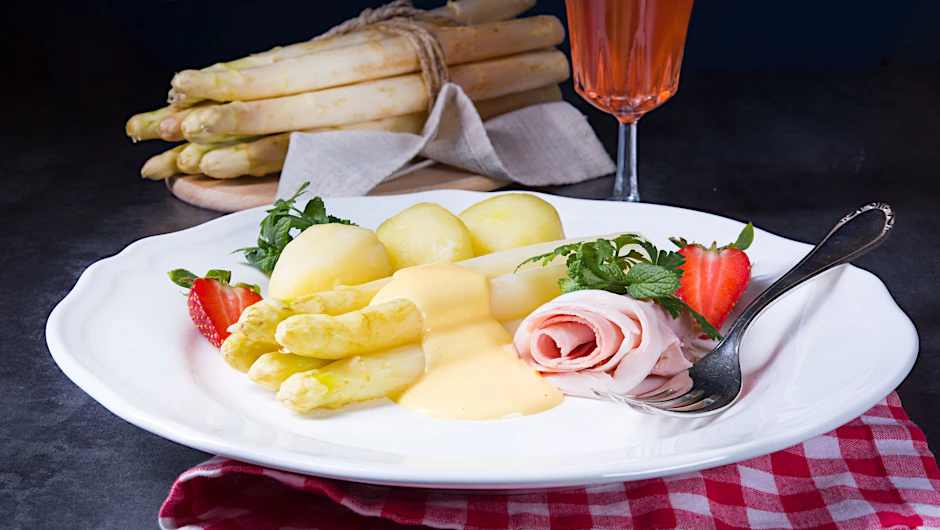 Spargel mit Sauce Hollandaise. Sehr lecker. Sie könne aber auch variieren. 