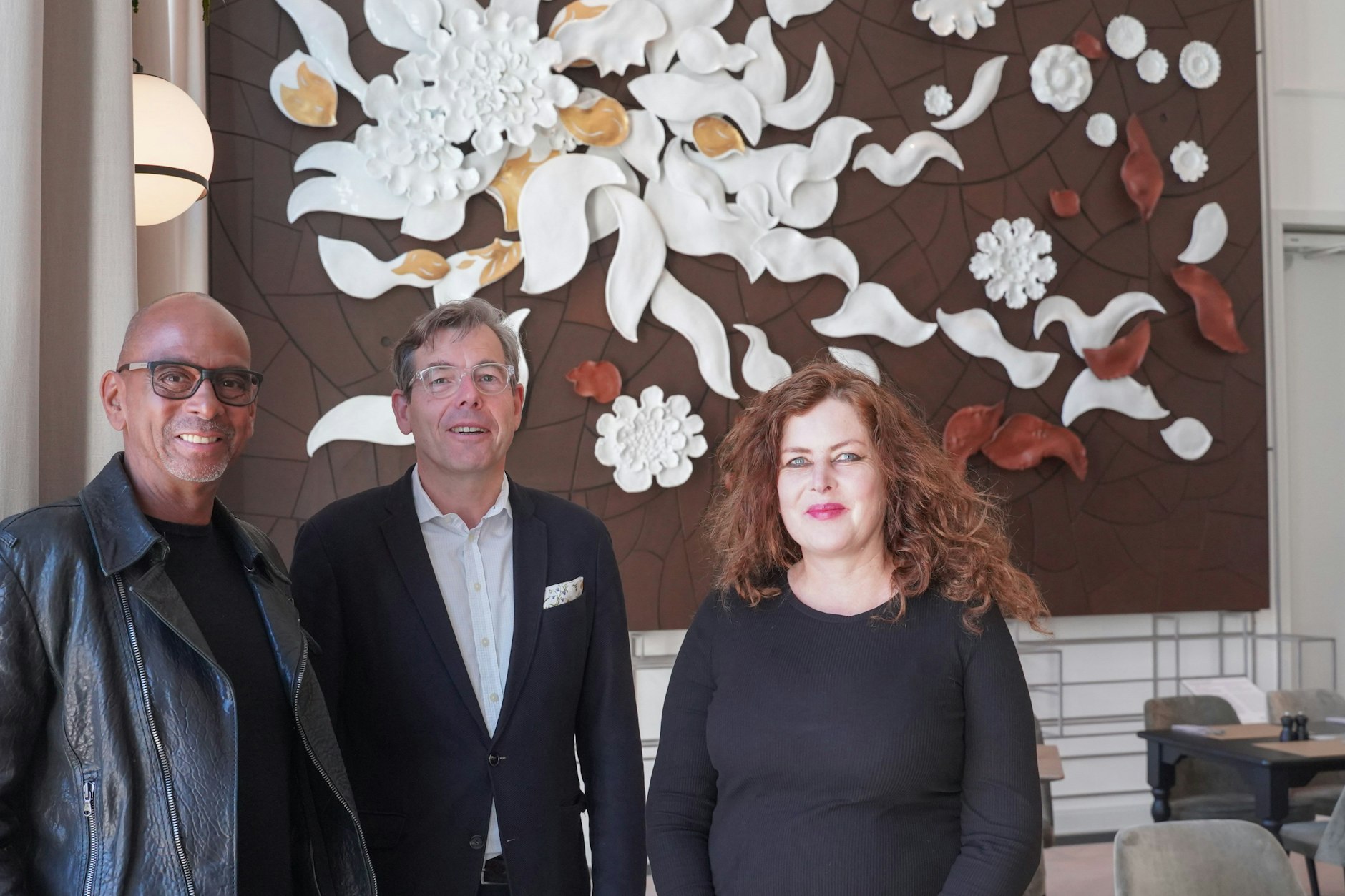 Pierre Sanoussi-Bliss, Hartmut Dorgerloh und Gesine Danckwart vor dem Wandrelief aus dem Palast-Restaurant