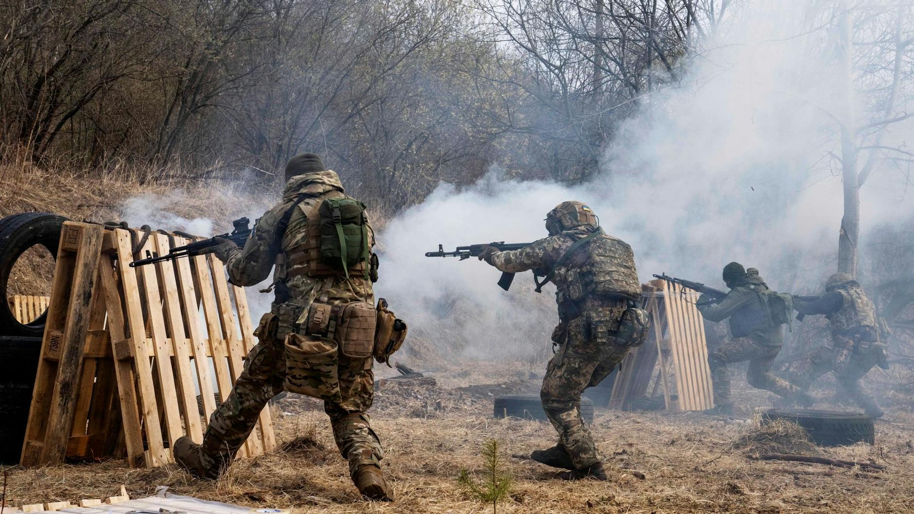 Ukrainische Soldaten bei einer Übung nahe Lwiw.